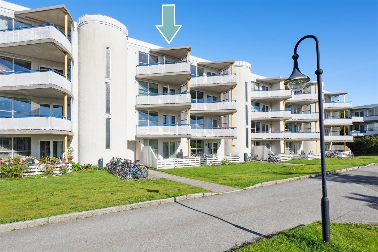 Parkering på felles oppstillingsplass. Det er felles elbil-ladere for beboere i borettslaget. Garasjer kan selges/kjøpes internt i borettslaget. Galleribilde