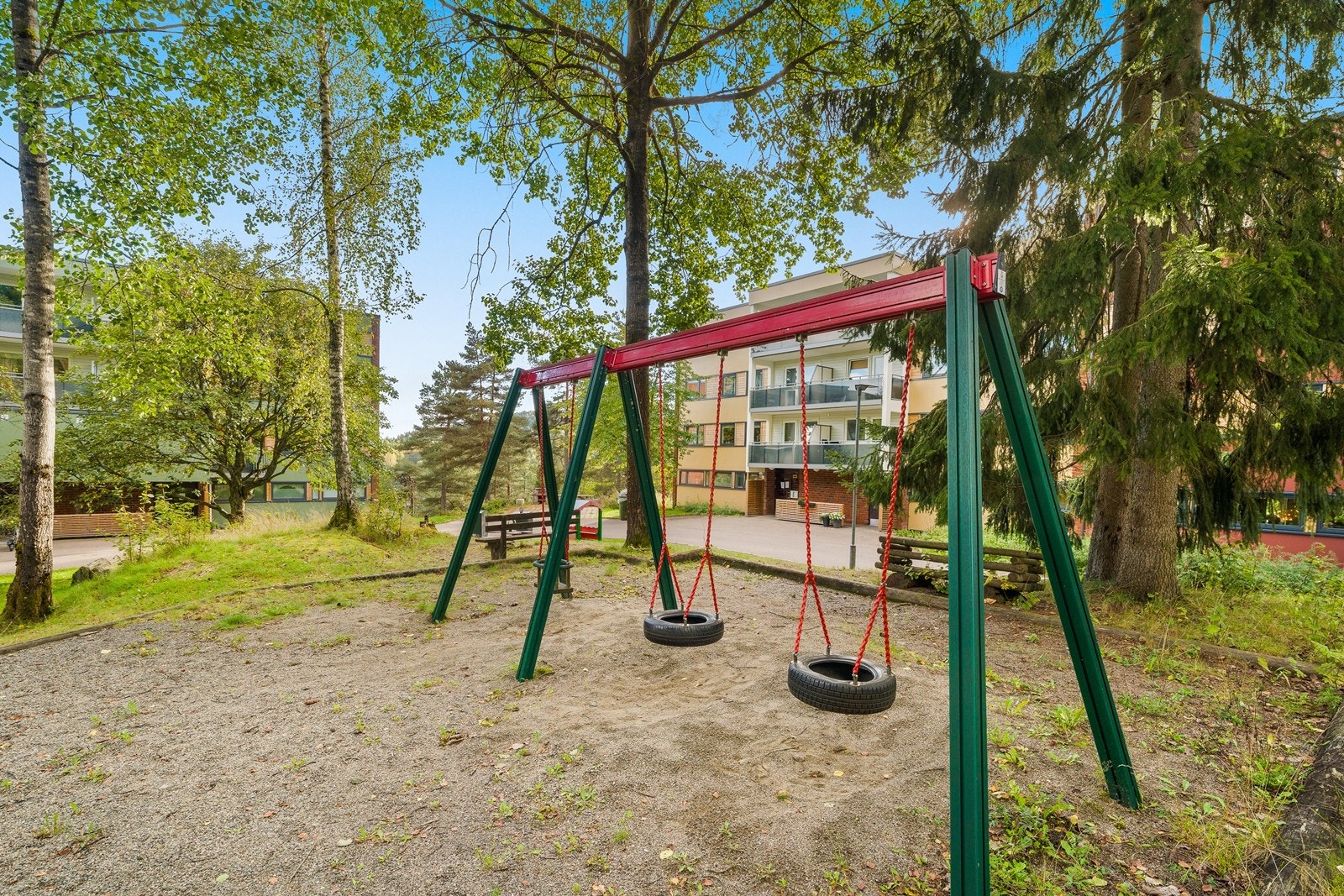 Sameiet har fine fellesområder, med bl.a. huske- og lekestativer. Galleribilde