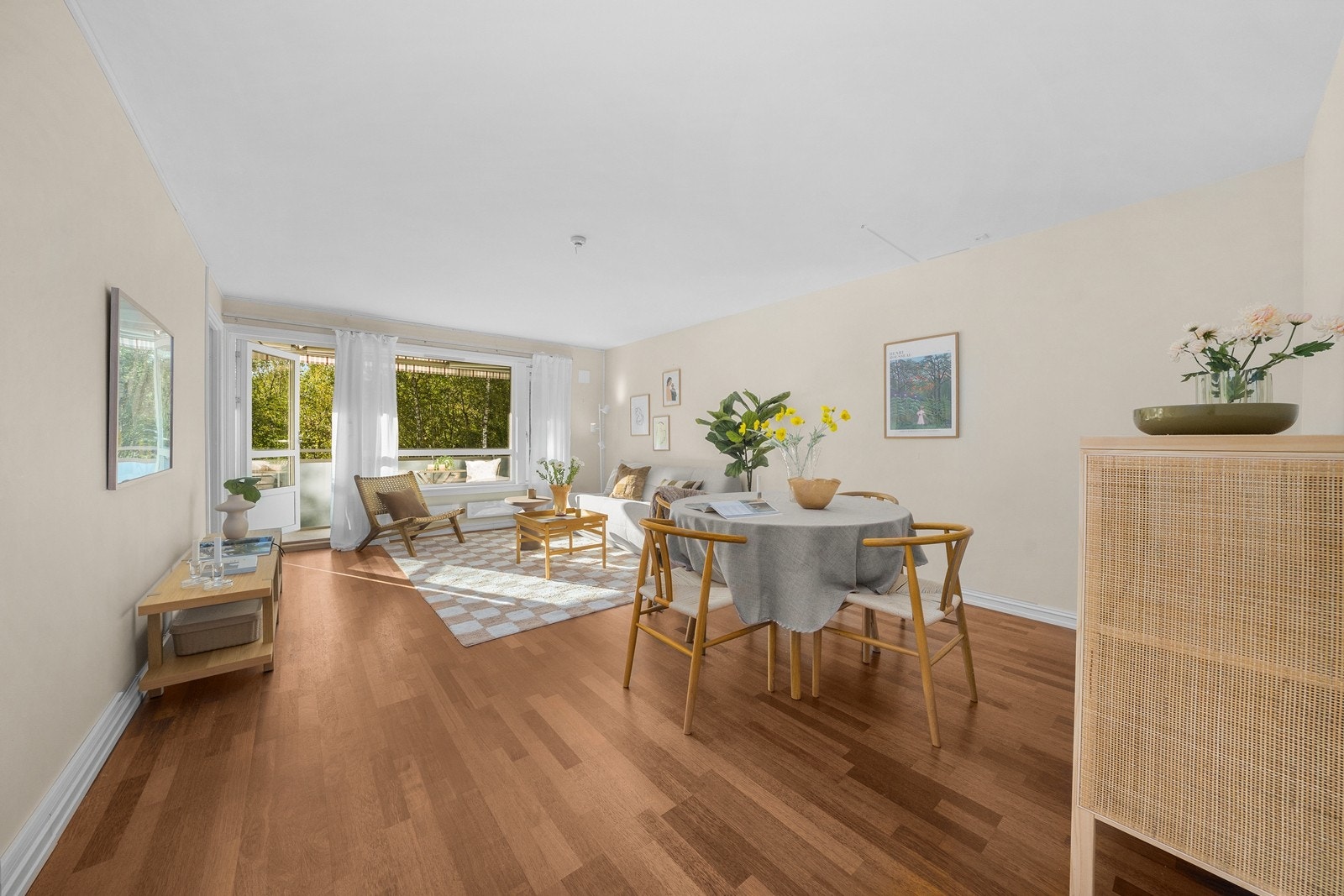 Fra stuen er det utgang til en flott, vestvendt balkong på 12 kvm helt uten innsyn fra naboer. Galleribilde