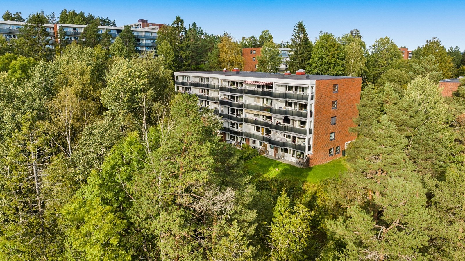 Boligen har en attraktiv beliggenhet i Edvard Munchs vei, et rolig og trygt boligområde på Ellingsrud. Her får du det beste fra to verdener: nærhet til byen, men samtidig grønne og fredelige omgivelser med Østmarka som nærmeste nabo. Galleribilde