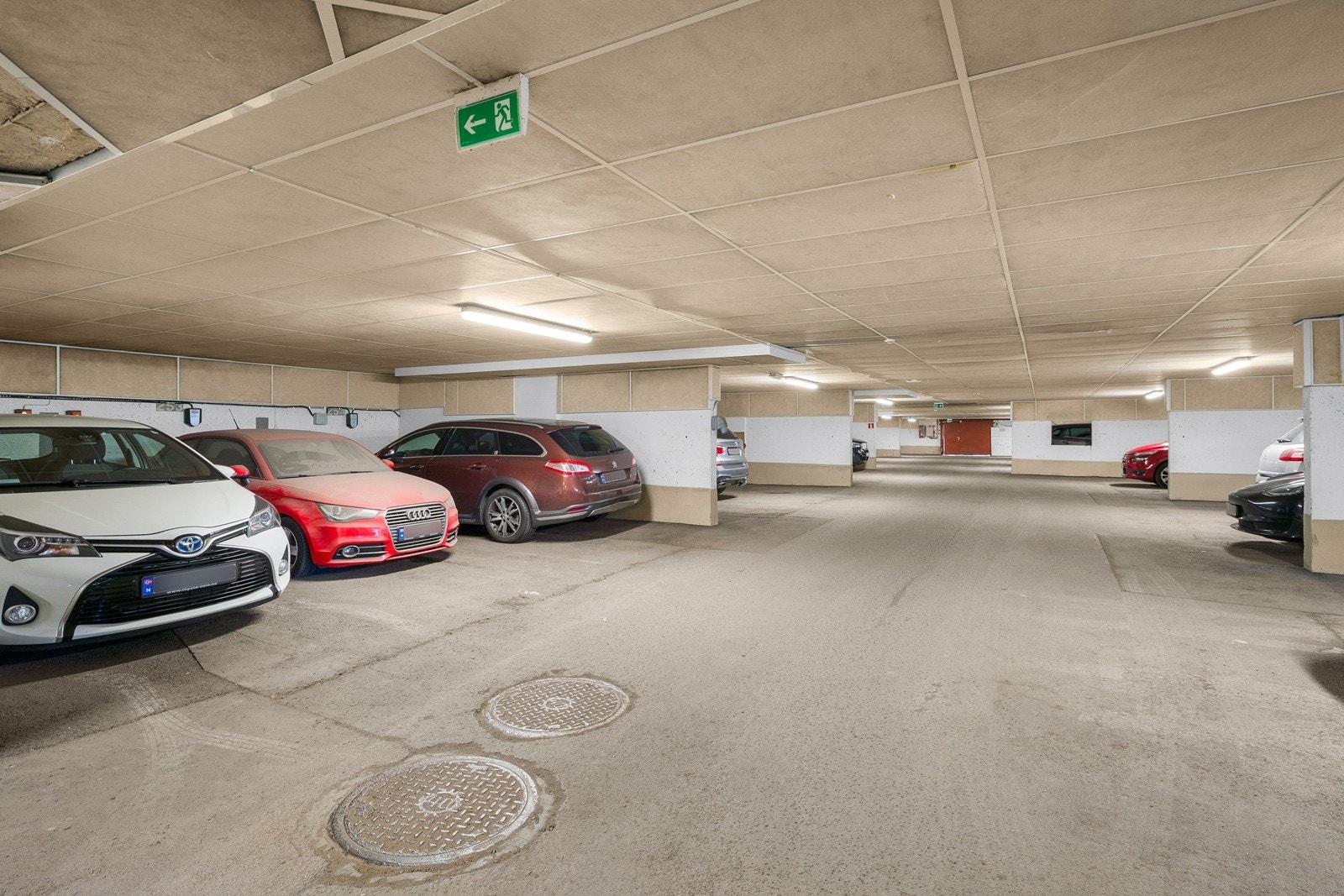 Det medfølger plass i felles garasje, beliggende i naboblokka. Ellers er det godt med gjesteparkeringsplasser. Galleribilde
