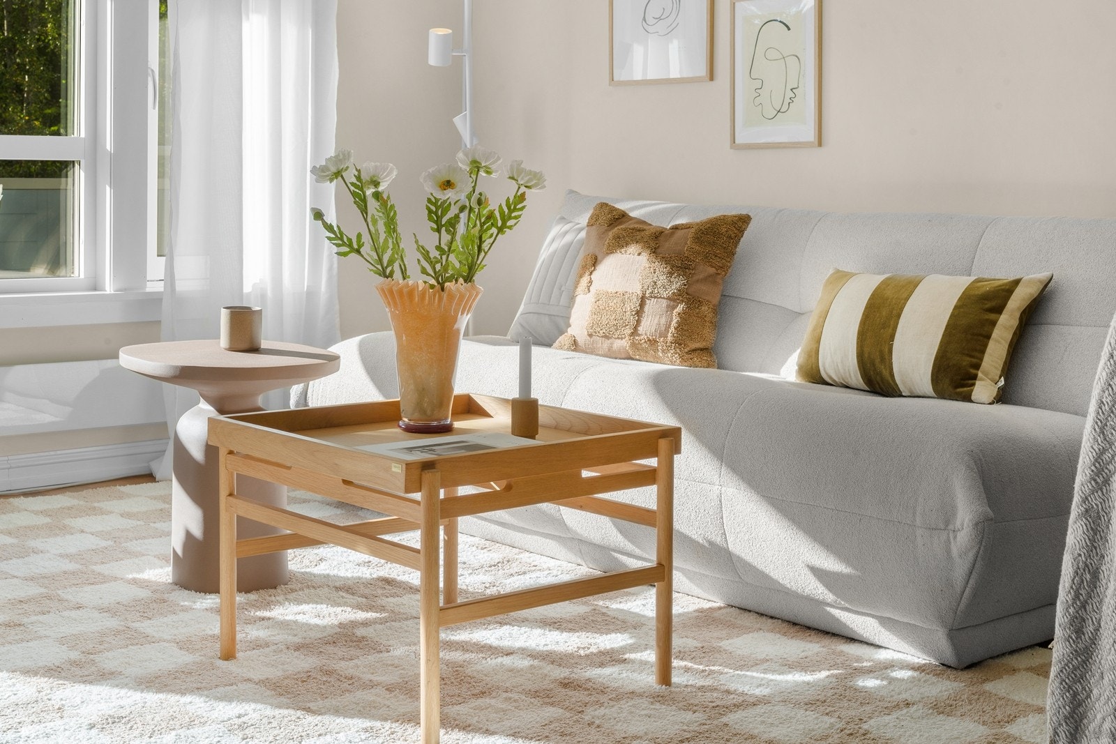 Stuen har lysmalte vegger, malt himling og parkett på gulvet. Galleribilde
