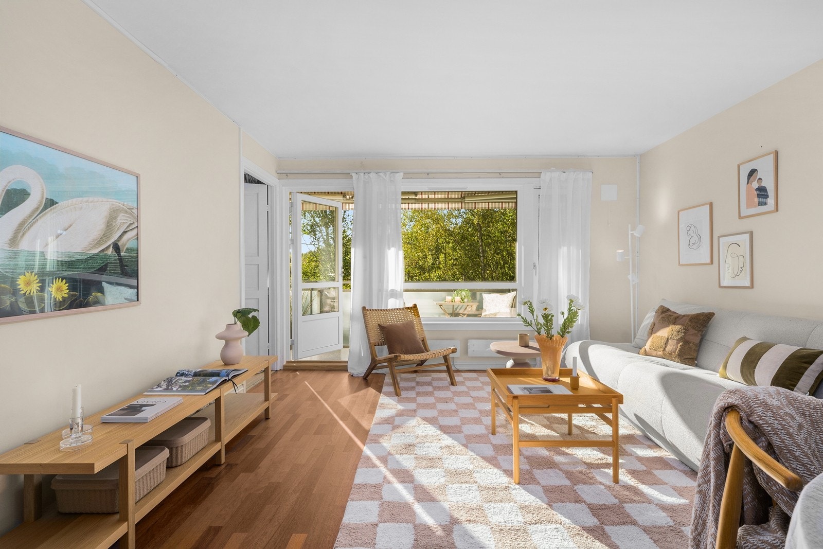 Meget romslig og luftig stue med store vindusflater som slipper inn godt med lys og gir en god romfølelse. Galleribilde