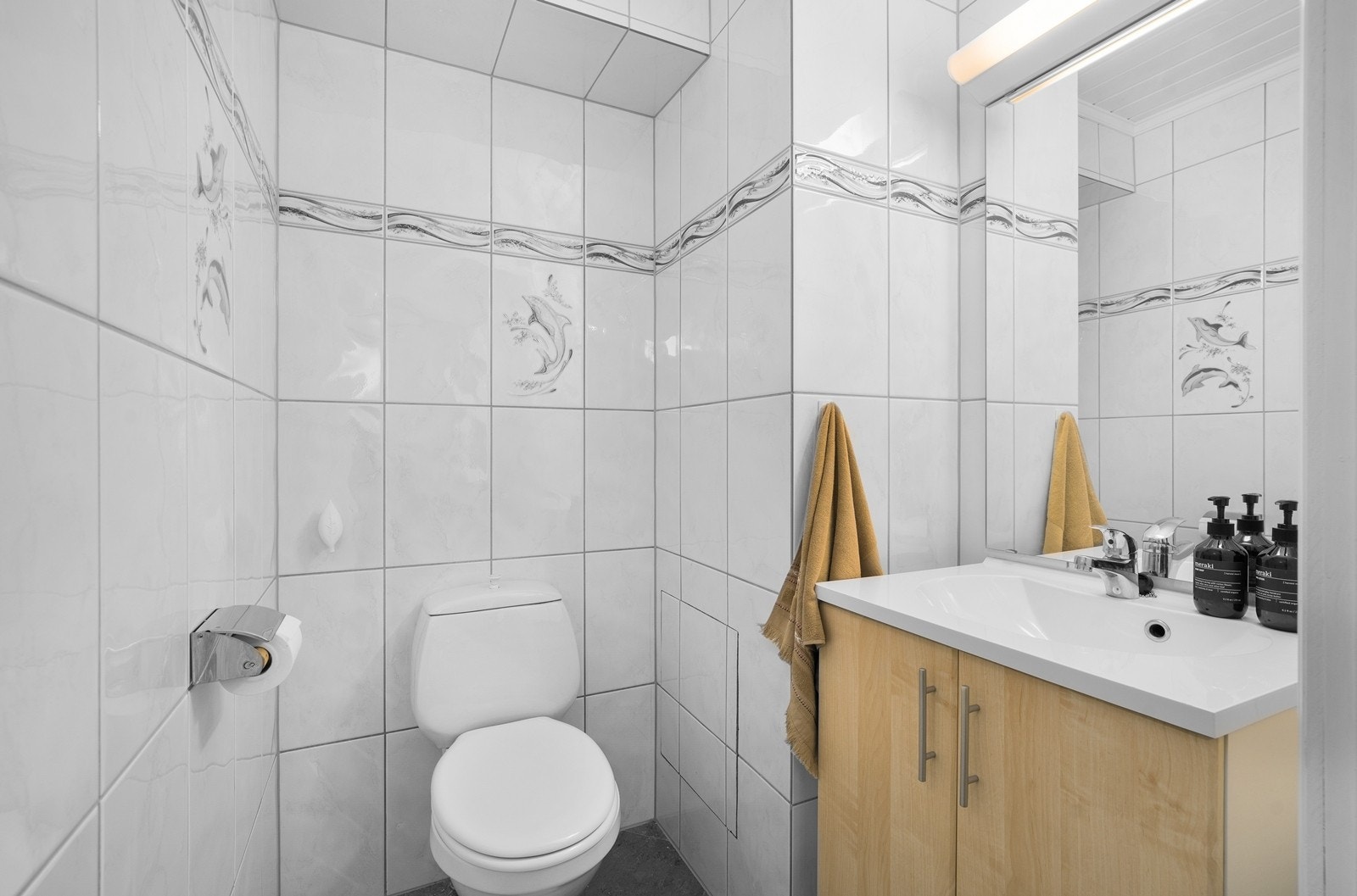 Boligen har praktisk separat wc som er innredet i samme stil som badet med fliser på vegger og gulv. Her er det også gulvvarme. Galleribilde