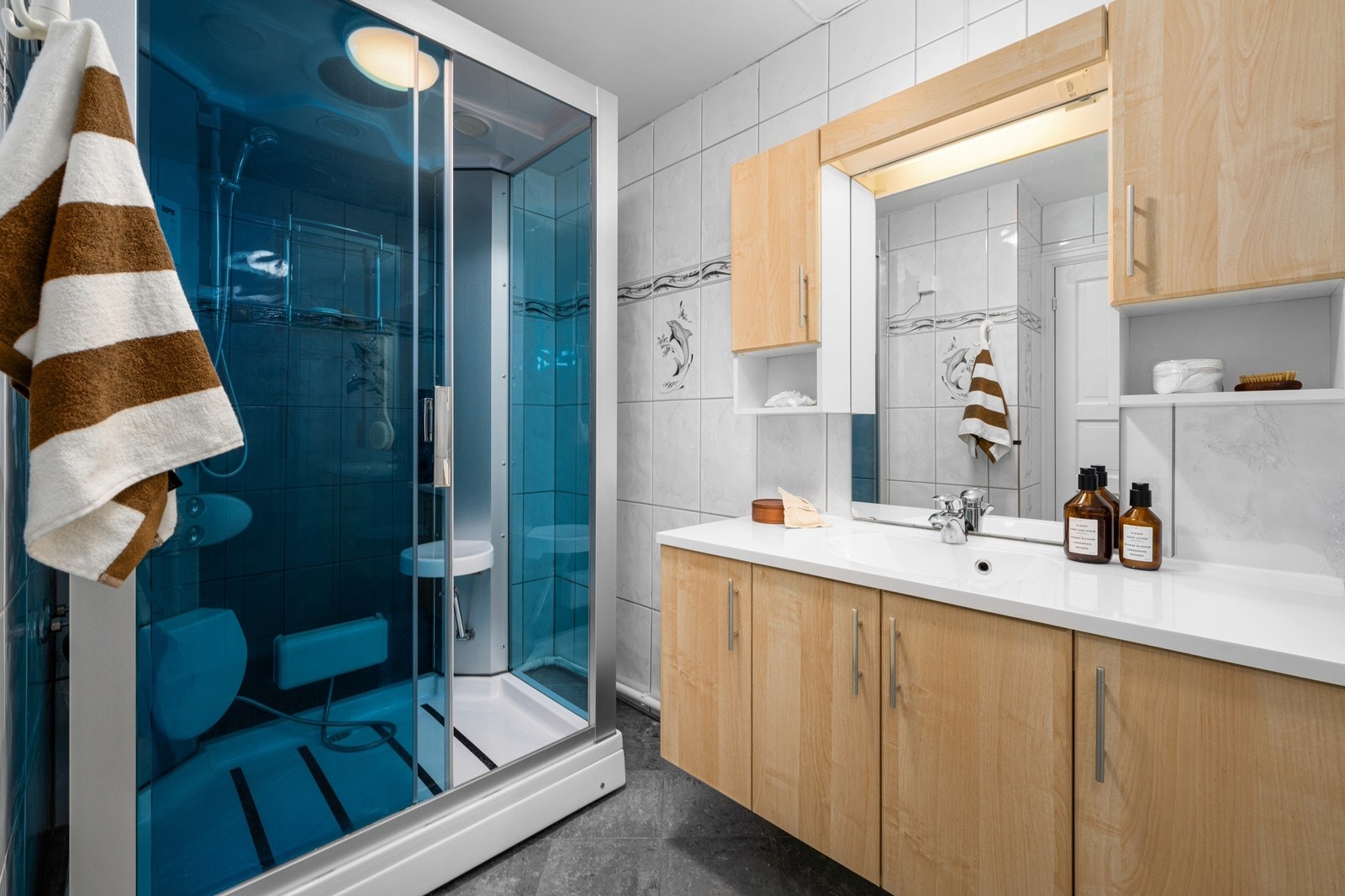 Badet har dusjkabinett samt stor servantinnredning med underskap. Galleribilde