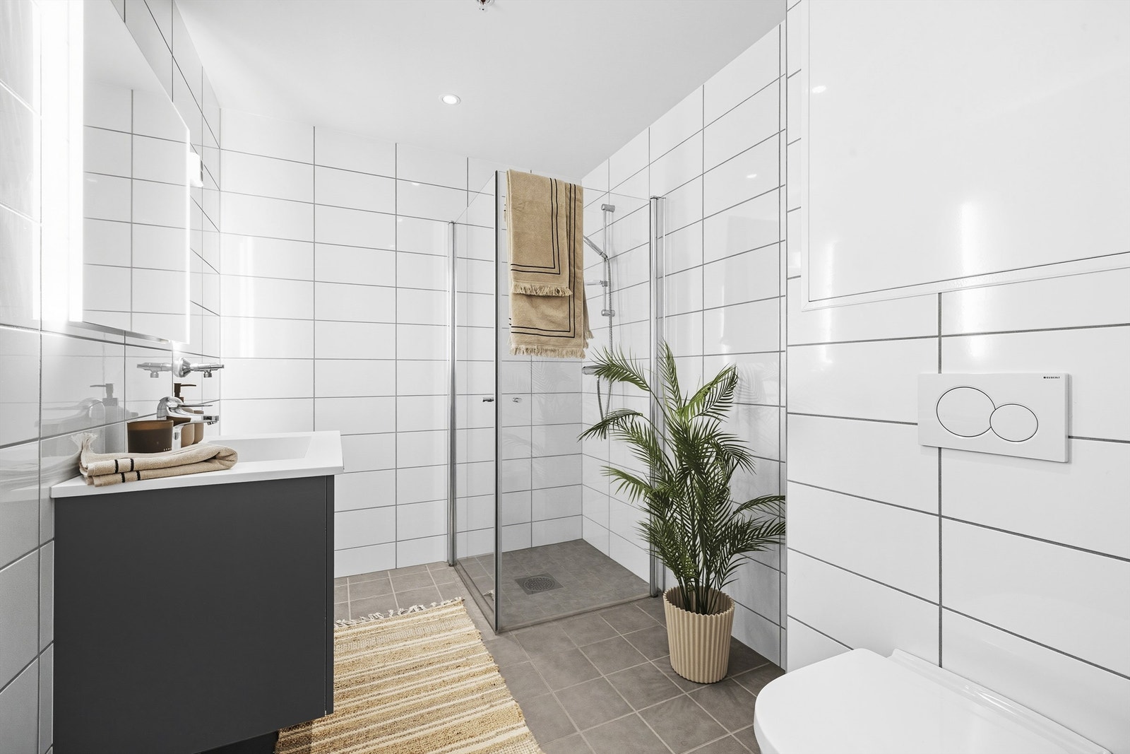 Flislagt baderom med opplegg for vaskemaskin. Galleribilde