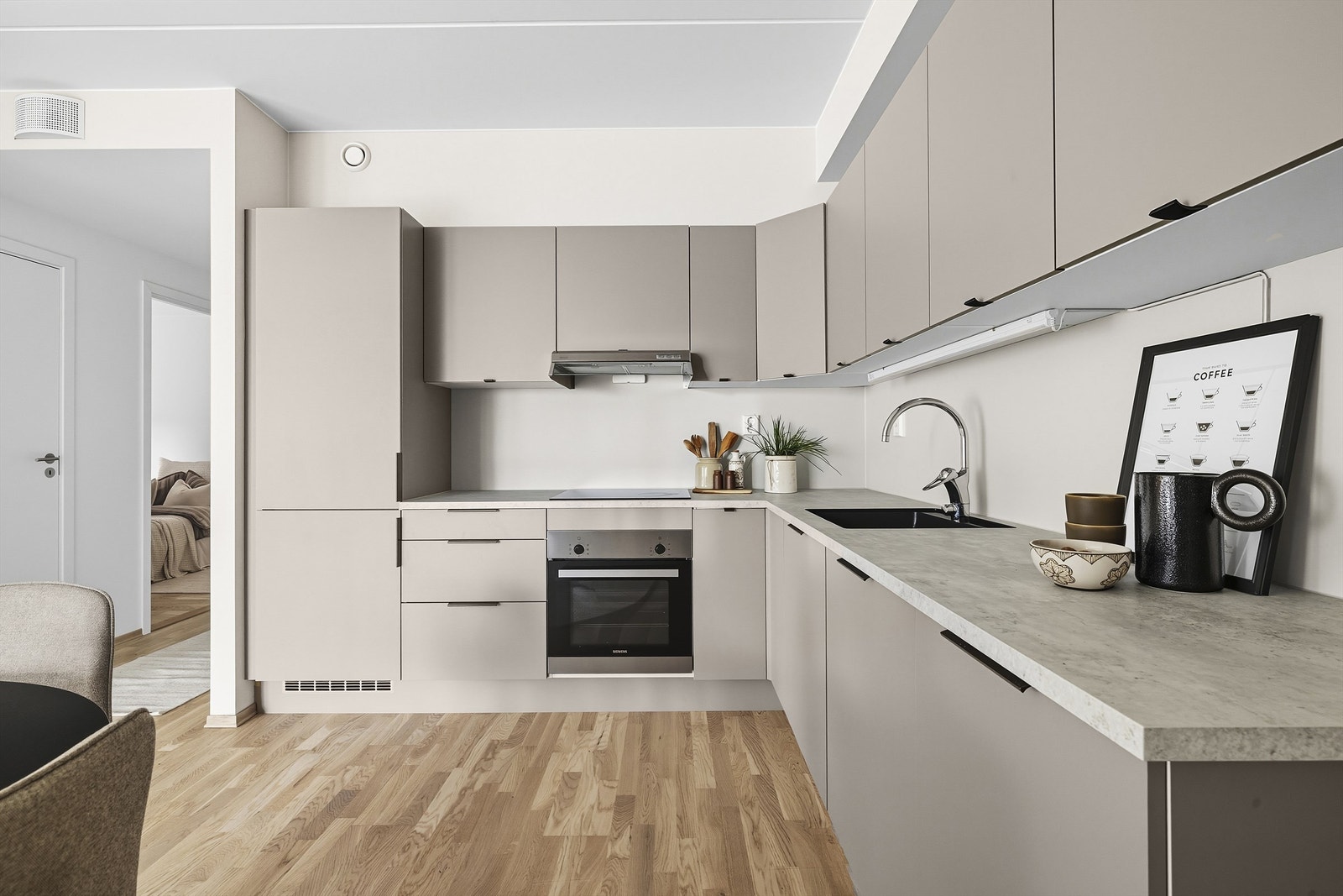 Innbydende og elegant kjøkken fra HTH, med Siemens hvitevarer. Galleribilde