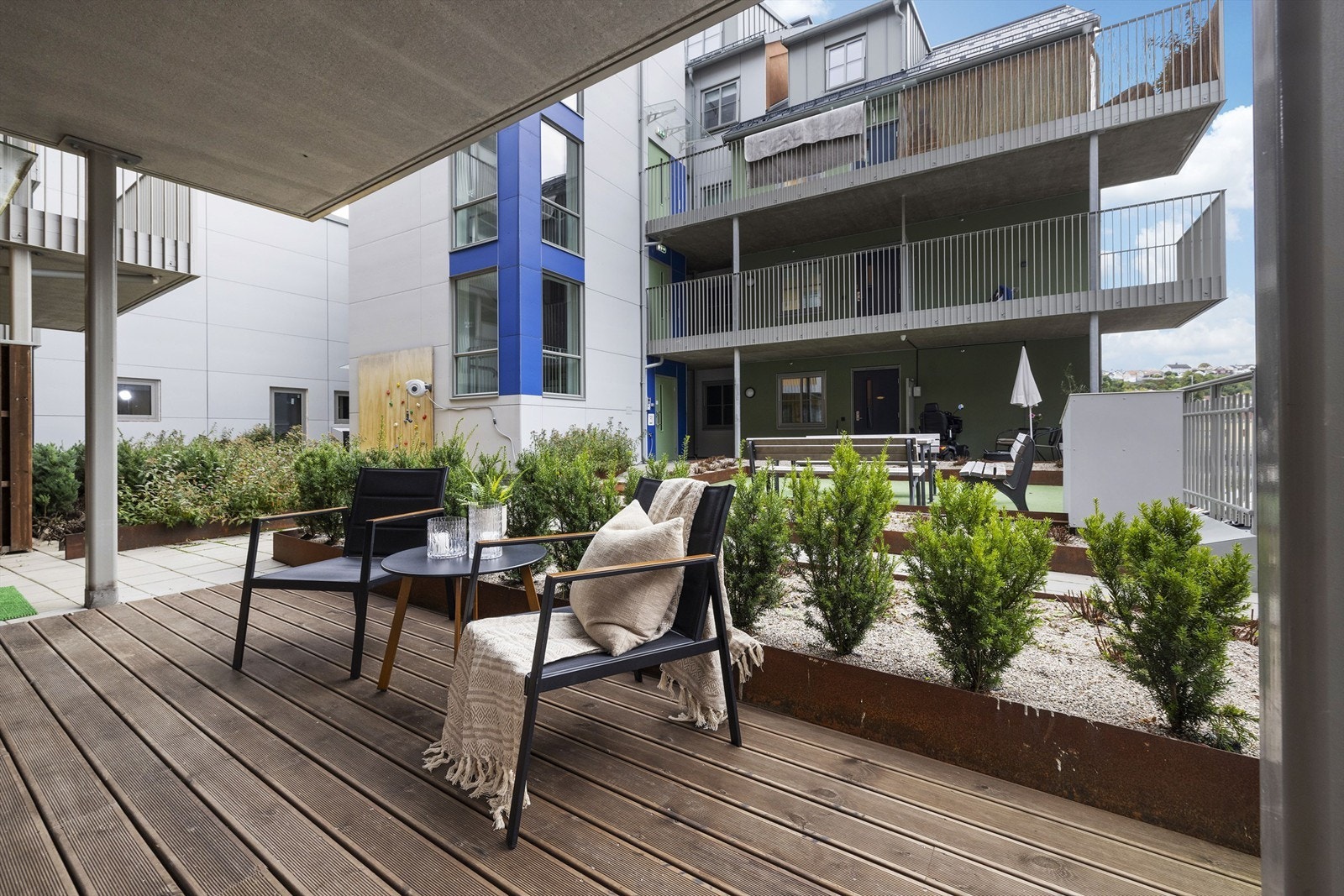 Egen terrasse på fremsiden av leiligheten. Galleribilde