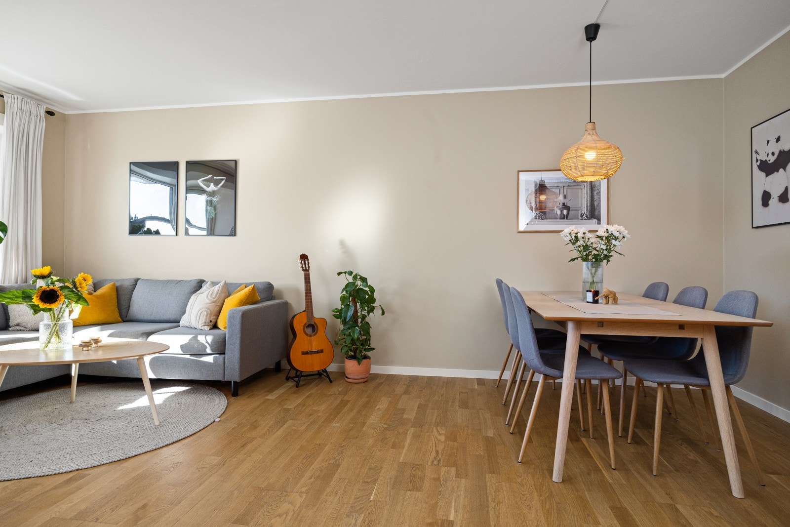 - Stuen har 2,49 meter takhøyde og store vindusflater som gir gode lysforhold og en åpen, luftig atmosfære - Galleribilde