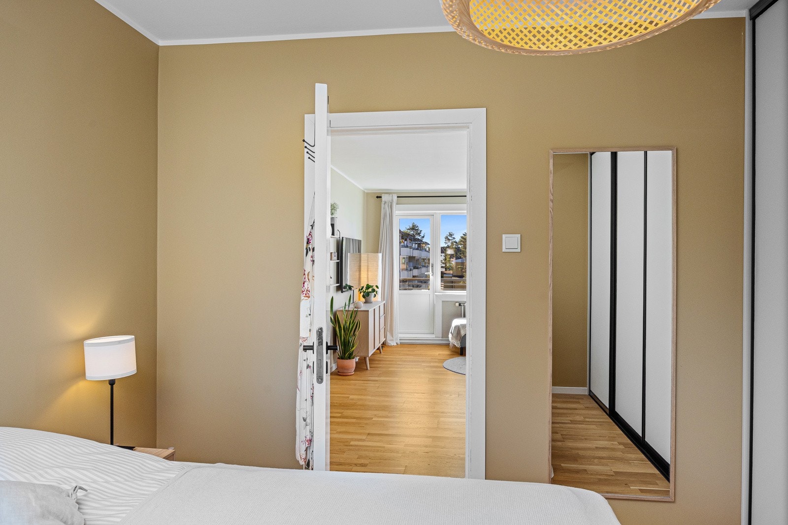 - Plass til dobbeltseng, nattbord og kommode - Galleribilde