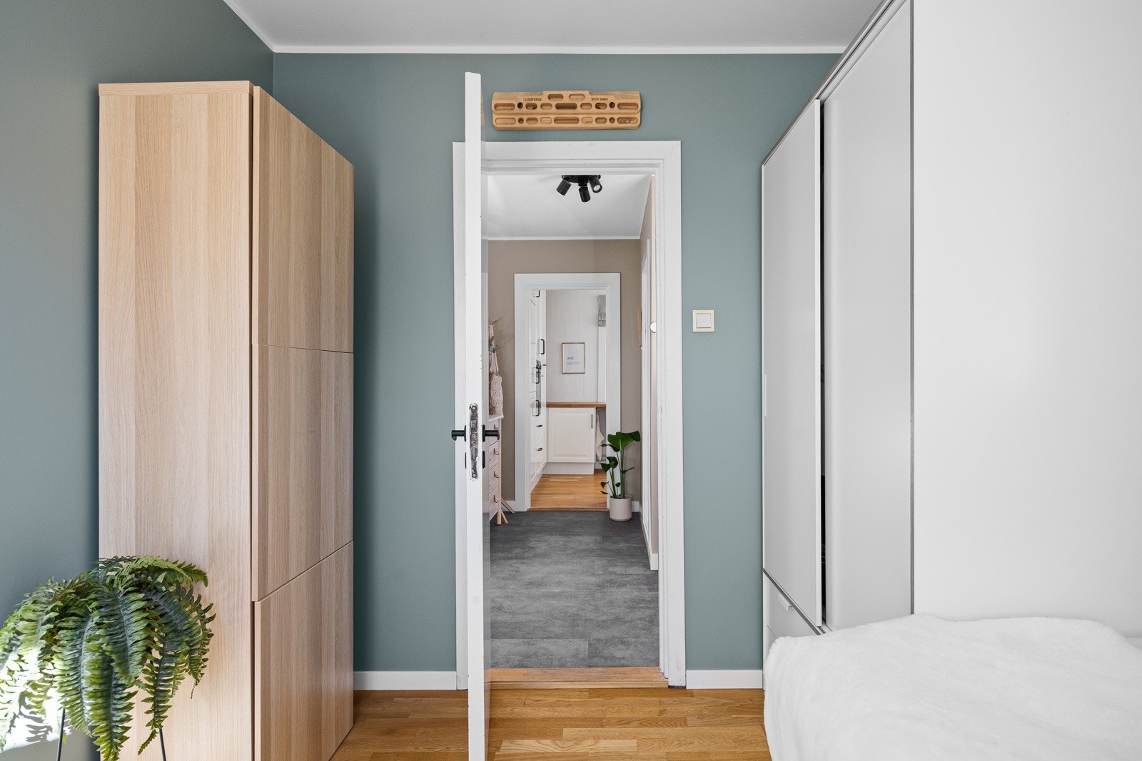 - Garderobeskap medfølger - Galleribilde