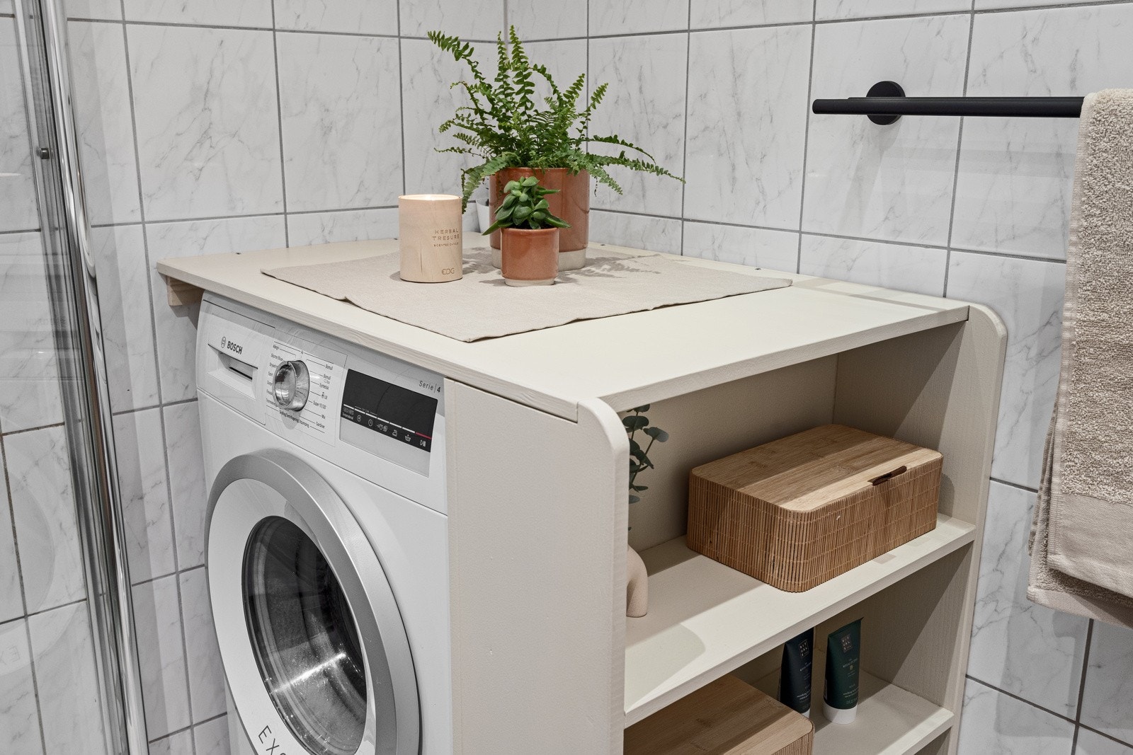 - Opplegg for vaskemaskin med plassbygget stellebord (nytt 2025) - Galleribilde