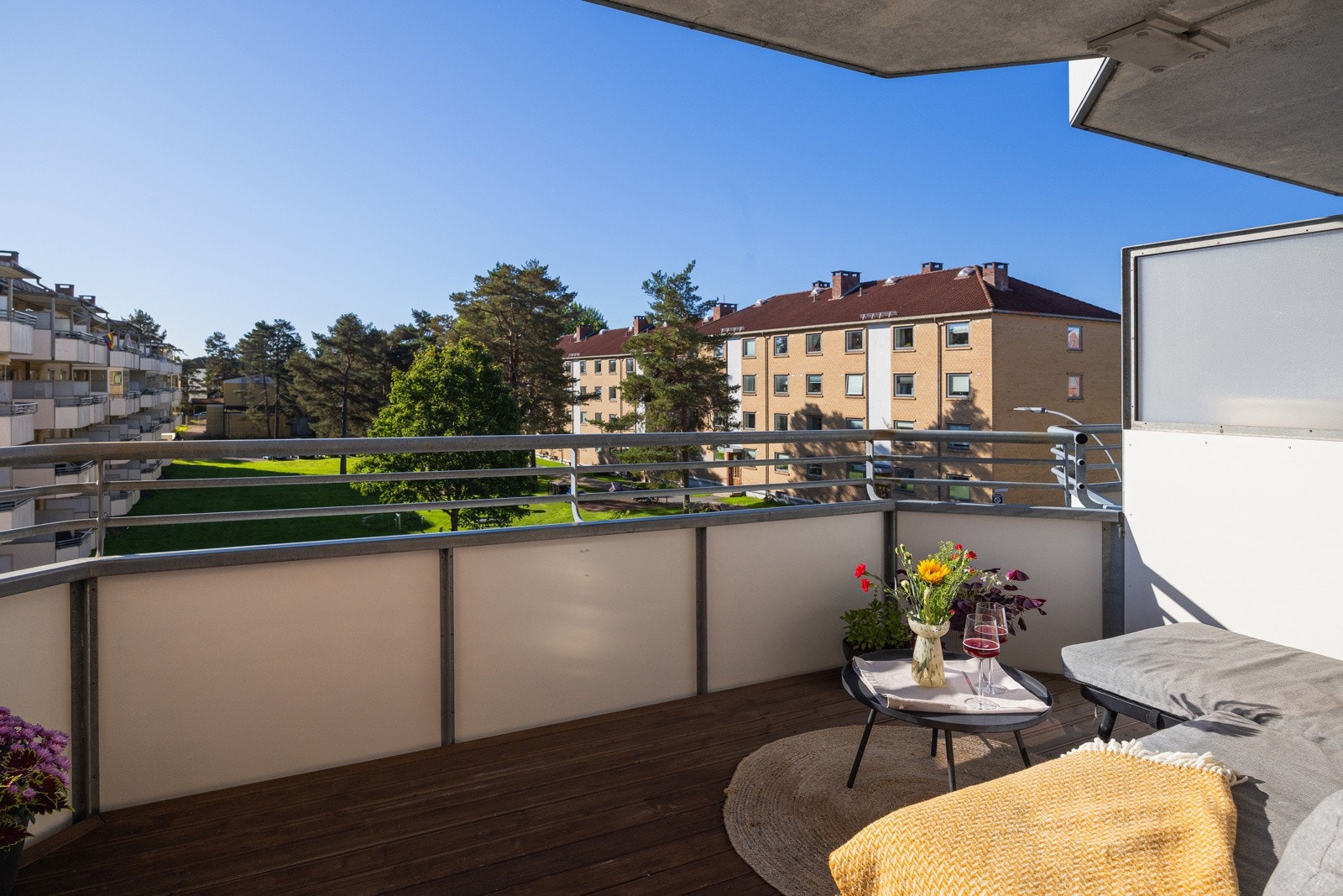 - 8 m² sørvendt balkong med gode solforhold. Sol fra ca kl 09:00-18:00 sommerstid - Galleribilde
