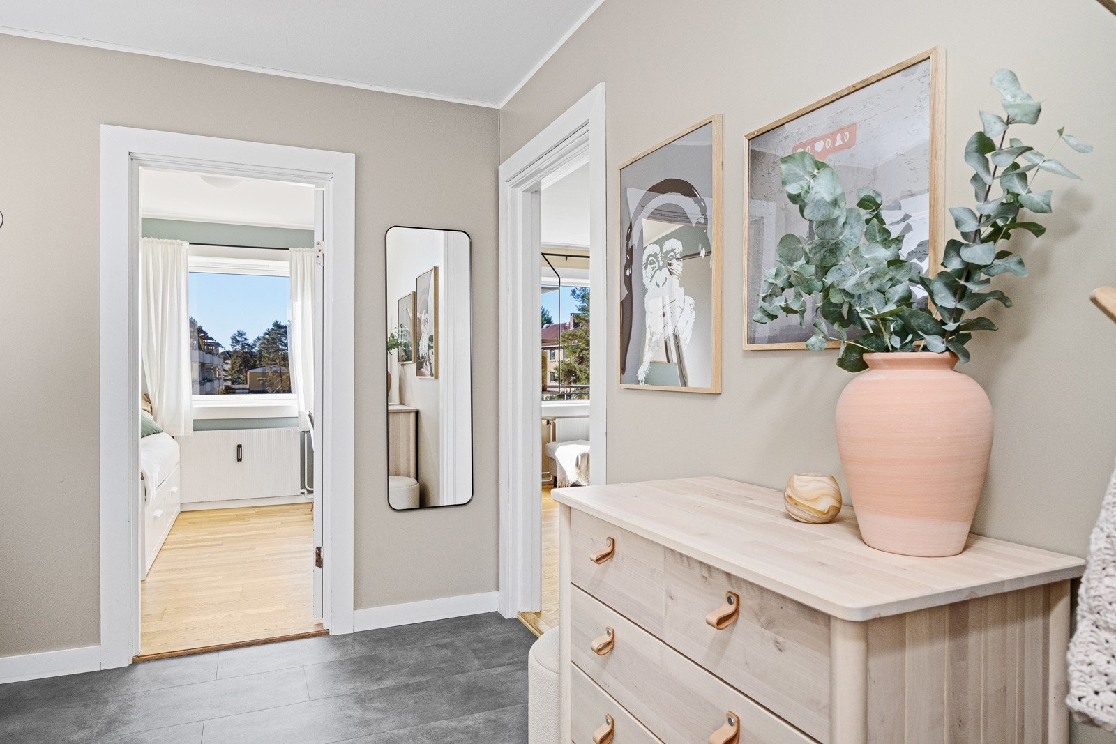 - Den gjennomgående planløsningen gir meget gode solforhold i leiligheten - Galleribilde