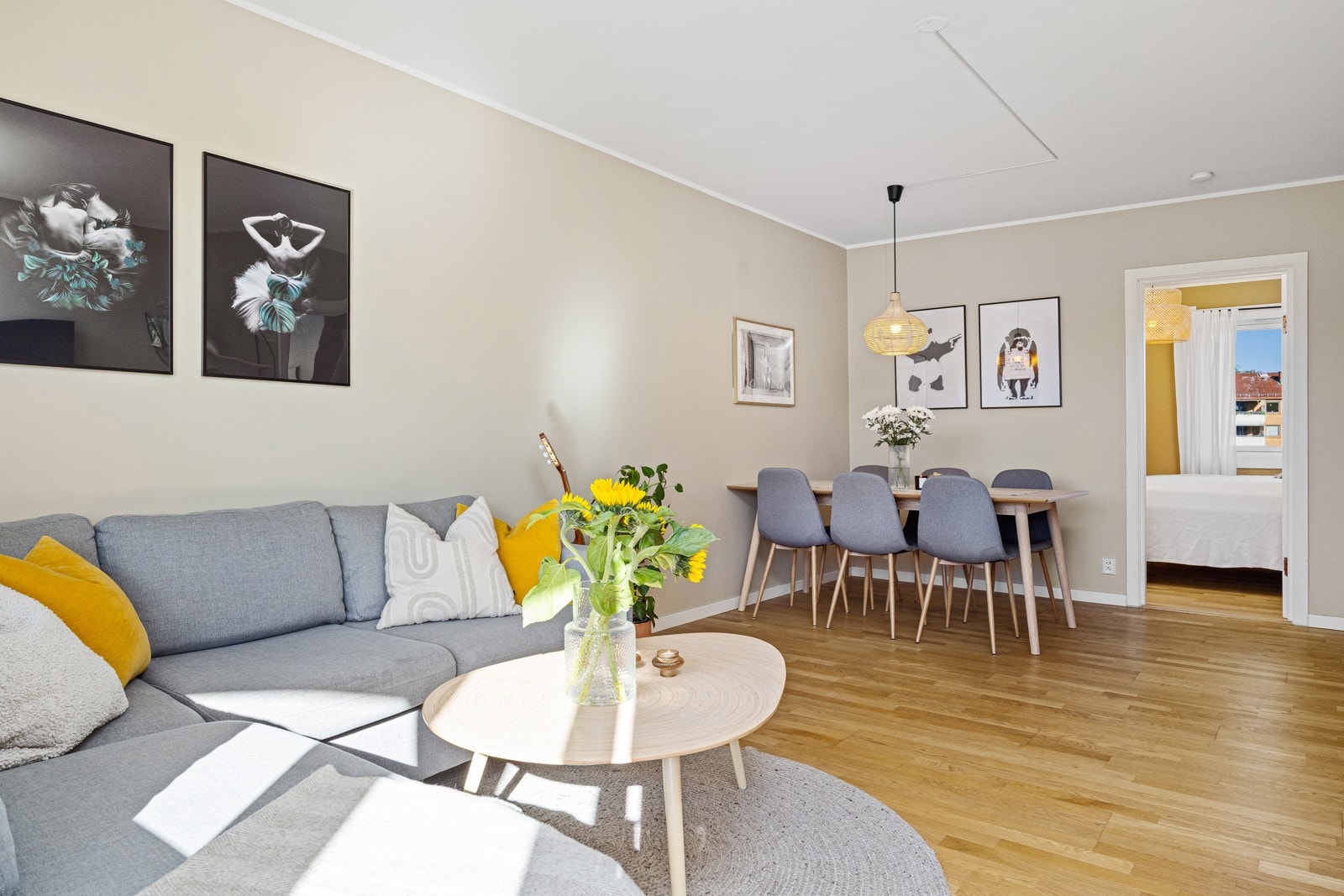 - Romslig stue med god plass til sittegruppe, spisebord, bokhyller og reol - Galleribilde