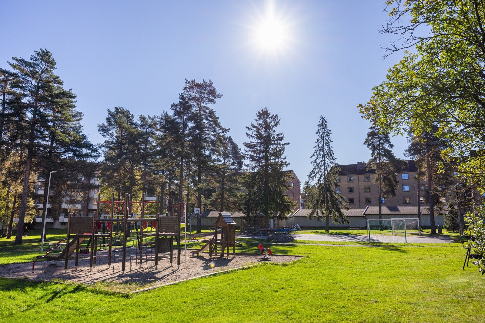 - Flotte grøntområder, lekeplasser og fotballbane mellom blokkene - Galleribilde