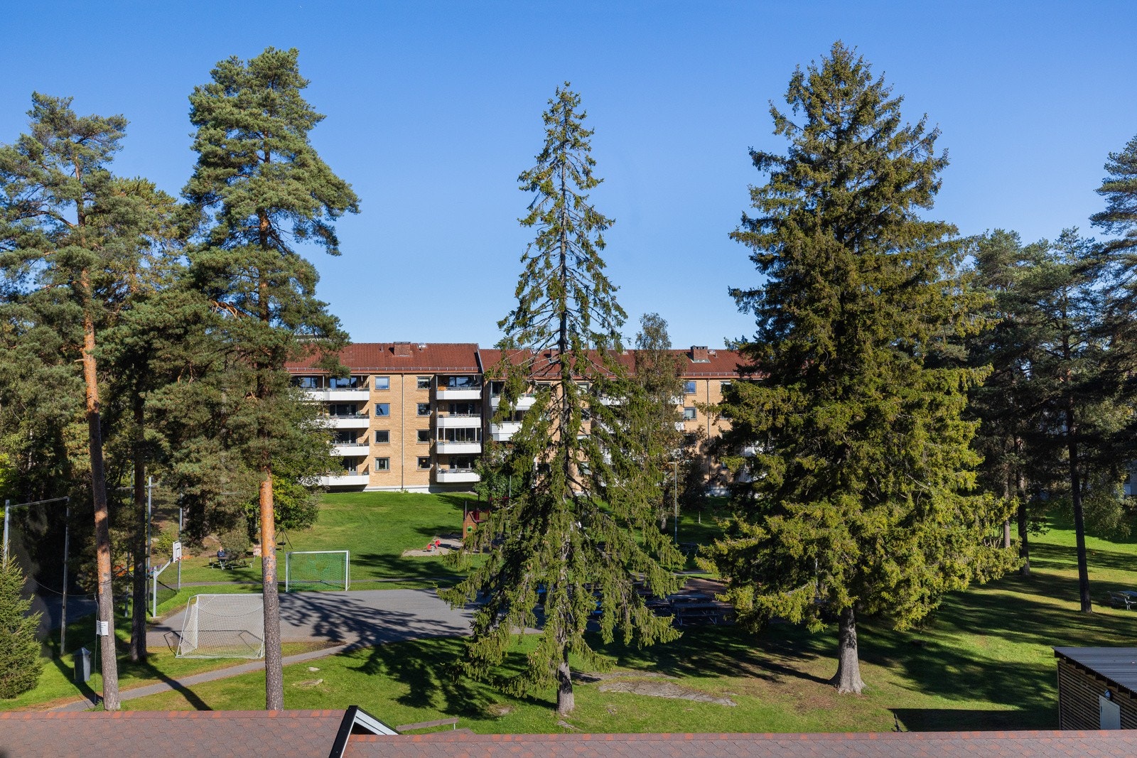 - Leiligheten ligger perfekt til i 3. etasje og har nydelig utsikt i begge retninger - Galleribilde