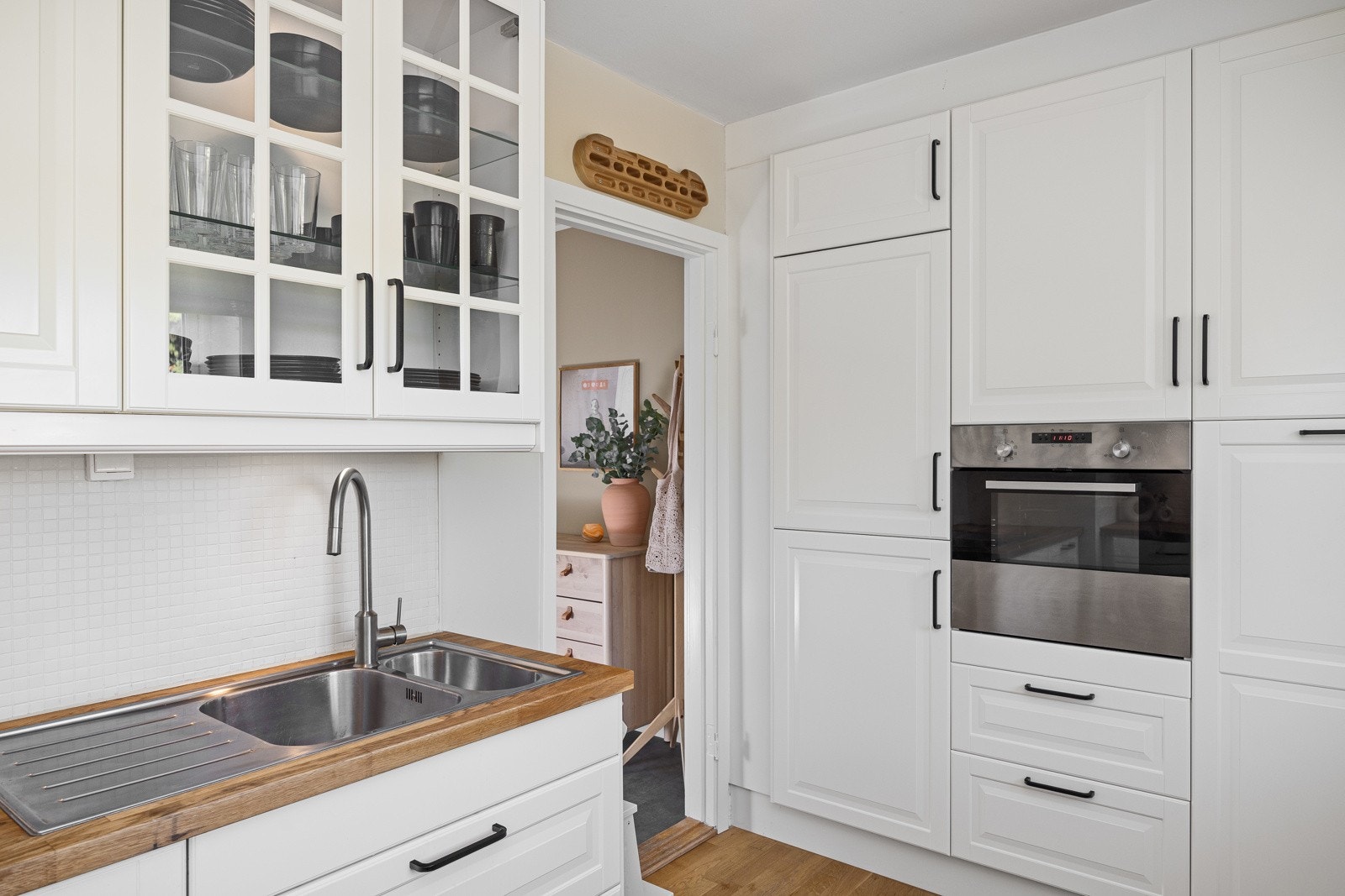 - Integrert stekeovn, koketopp, oppvaskmaskin og kjøl-/ fryseskap - Galleribilde