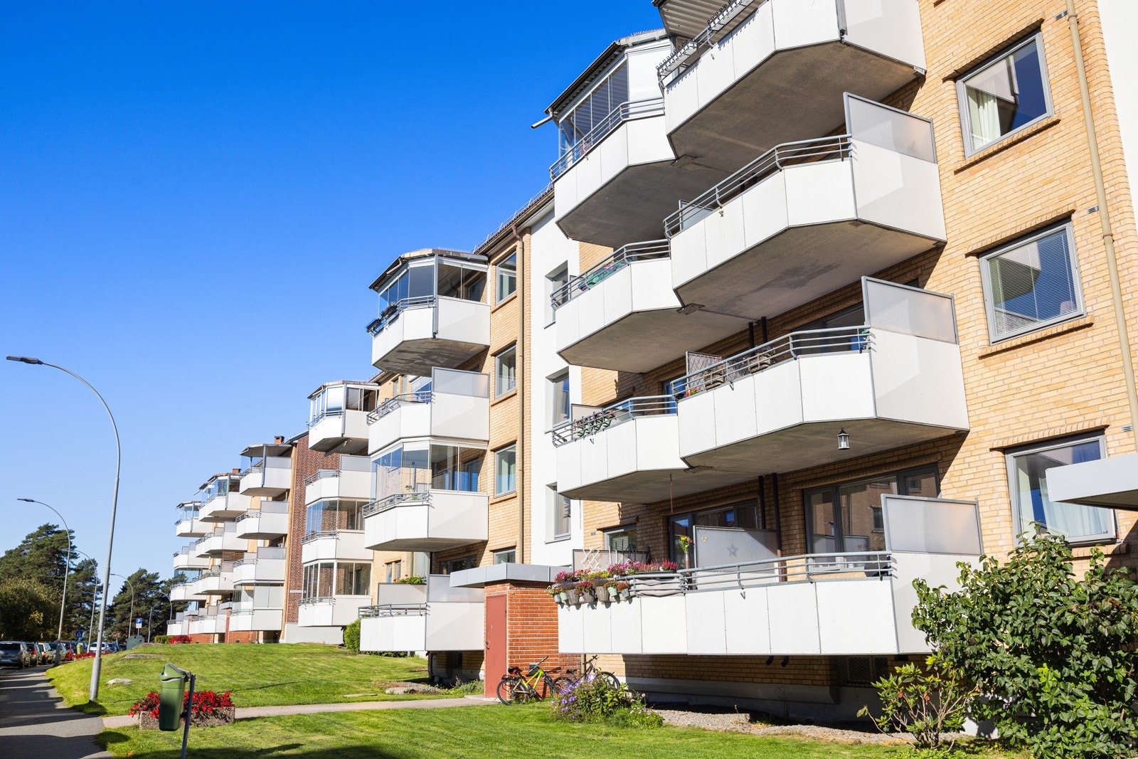 - Fasade mot gate. Leiligheten ligger i 3. etasje - Galleribilde