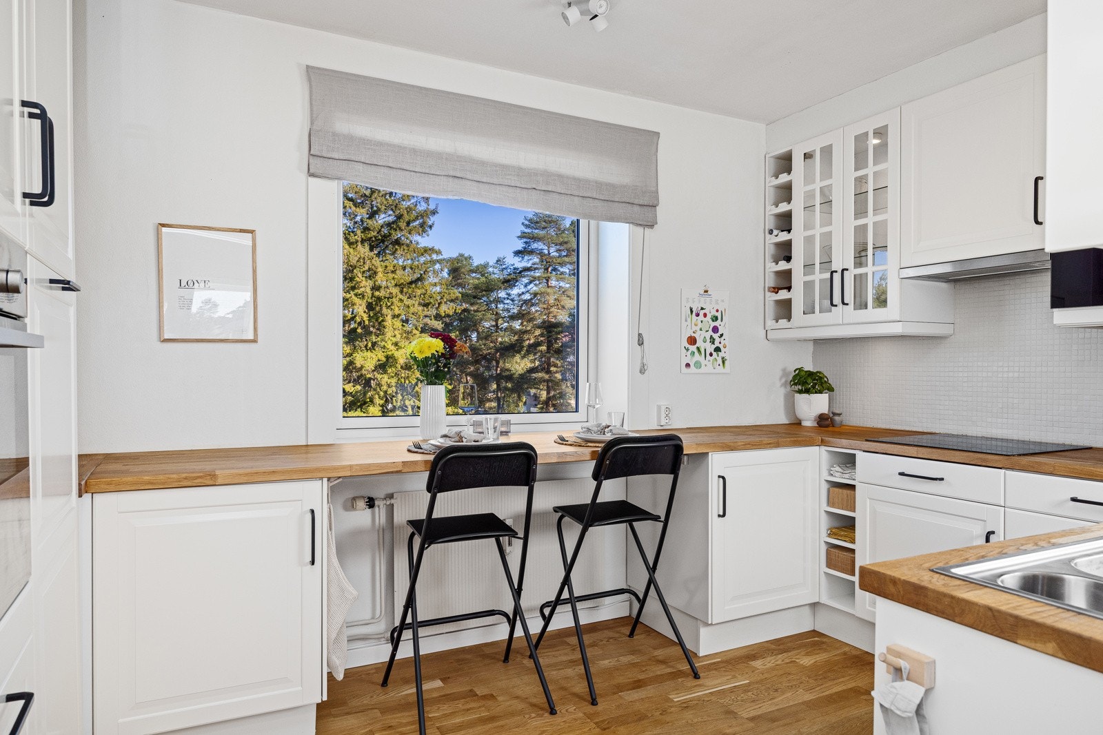 - Separat kjøkken med praktisk barløsning - Galleribilde