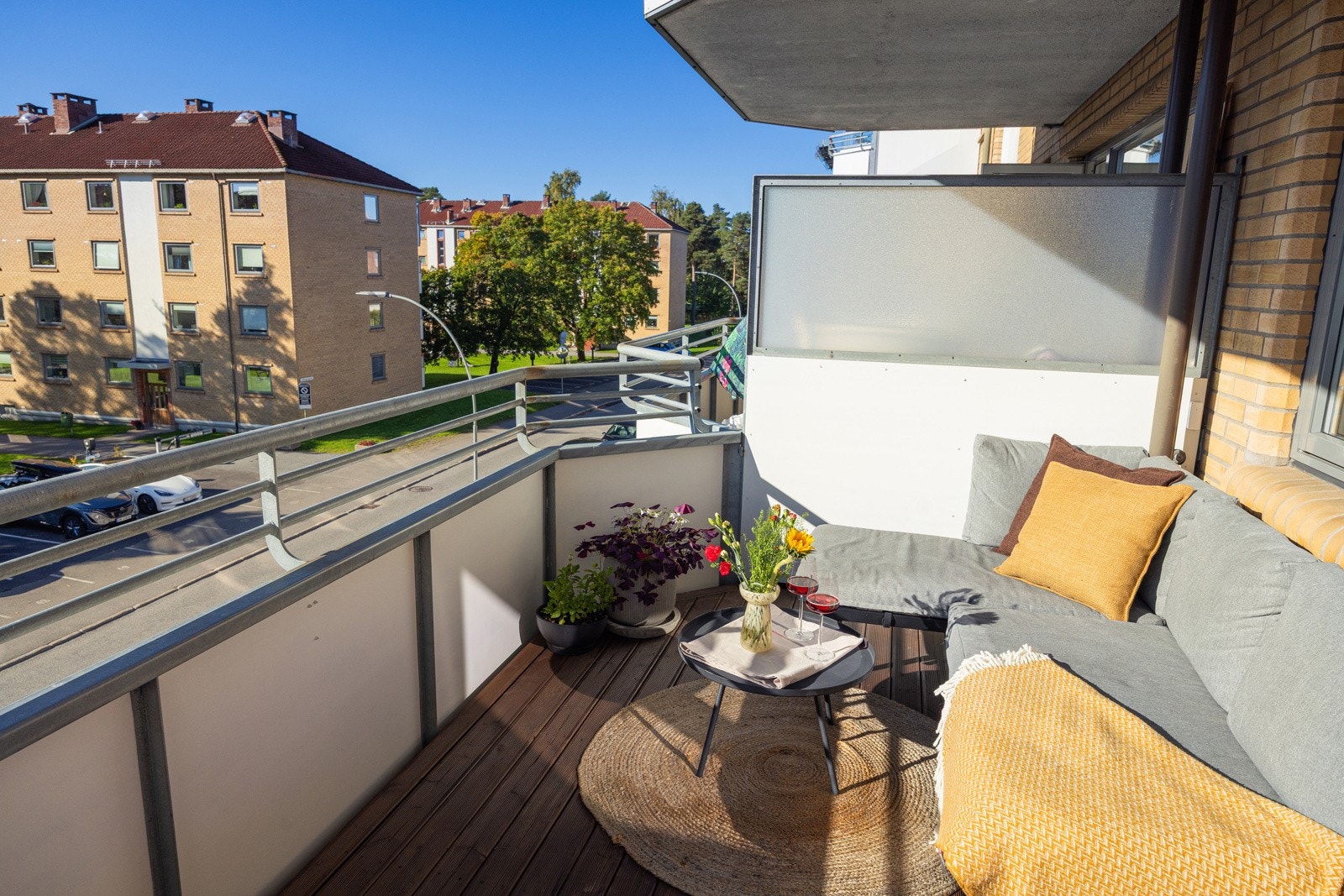 - Balkongen er overbygget og har plass til sittegruppe, grill og beplantning - Galleribilde