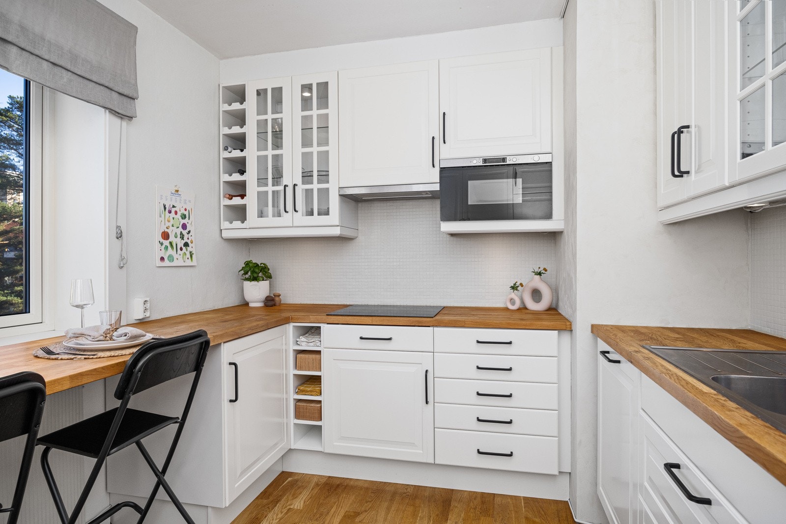 - Pen, moderne innredning fra 2013 med profilerte fronter og god skap- og benkeplass - Galleribilde