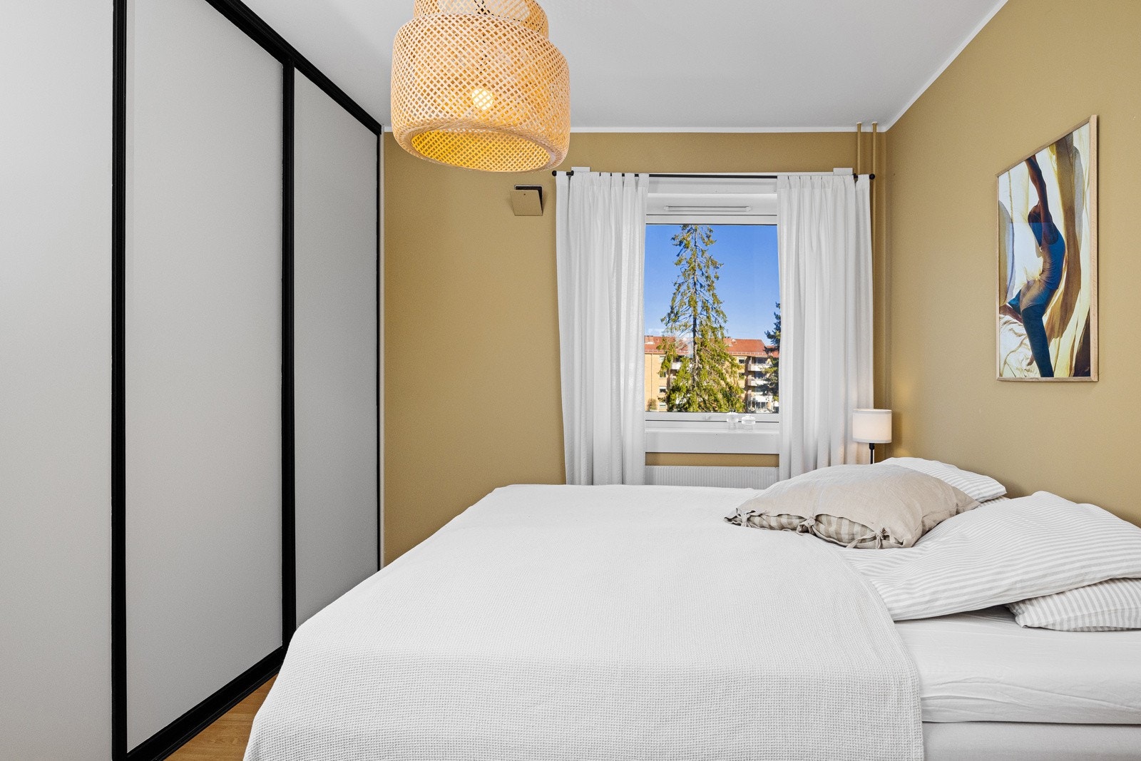 - Hovedsoverom med stor, medfølgende skyvedørsgarderobe - Galleribilde