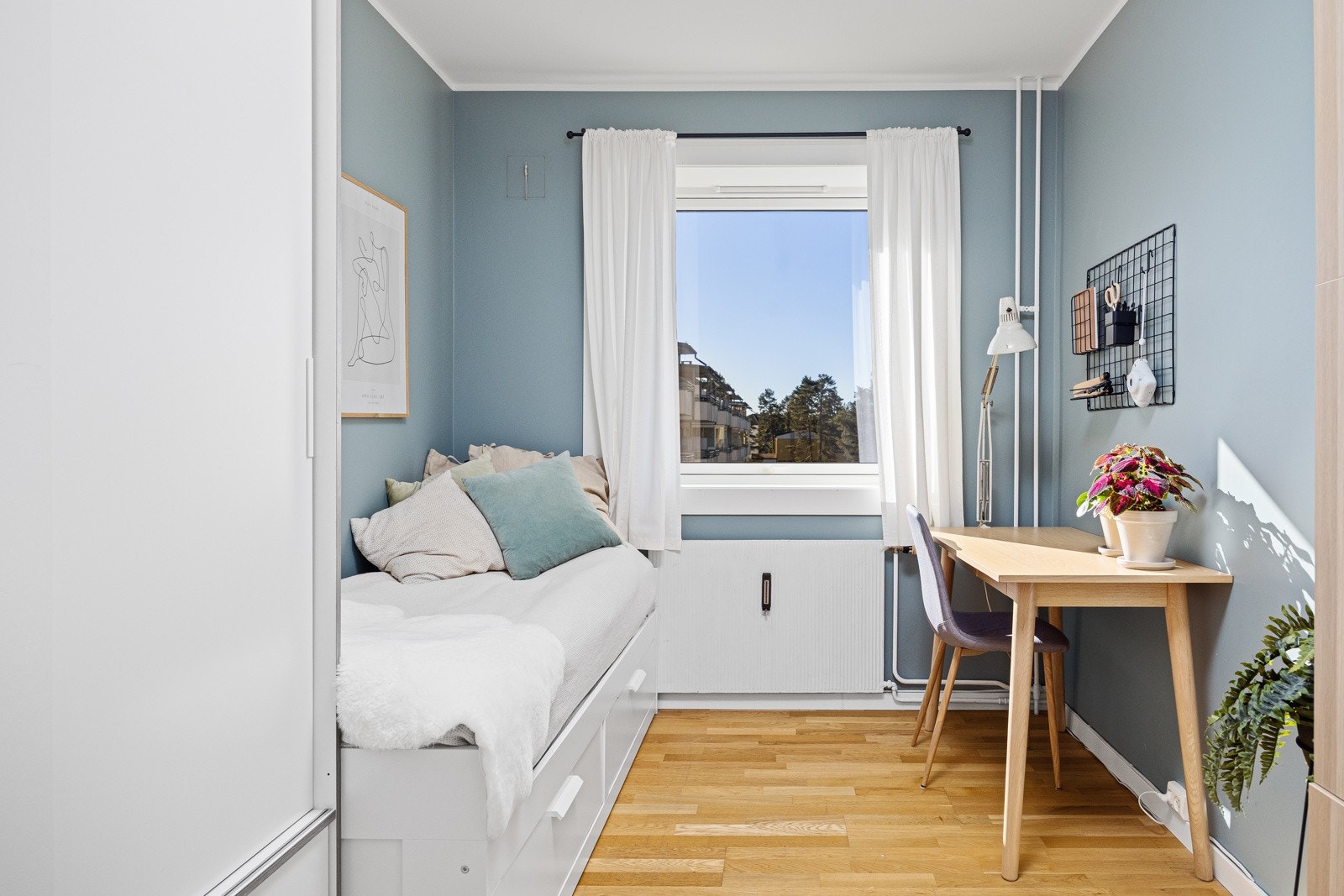 - Soverom II har plass til seng, nattbord og kontorpult - Galleribilde