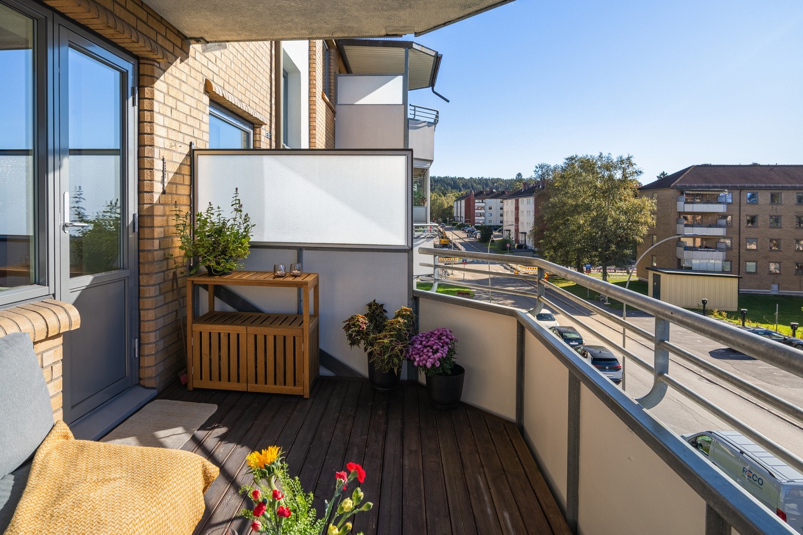 - Gulvflaten er belagt med trykkimpregnert treverk - Galleribilde