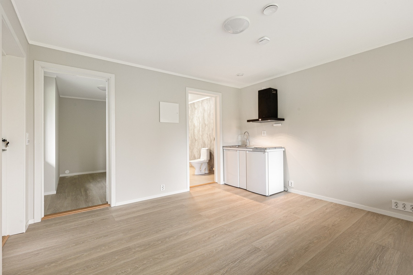 Utleiedel med enkelt kjøkken, stue, soverom og bad/vaskerom Galleribilde