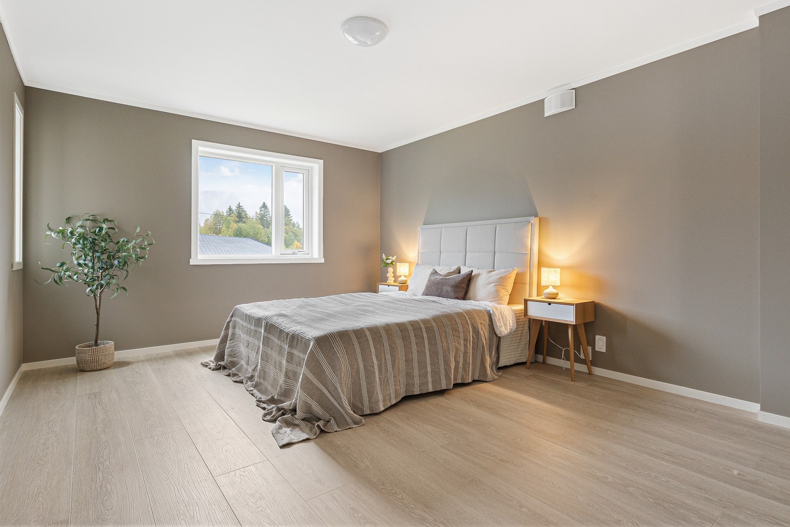 Stort hovedsoverom med god plass til garderobe Galleribilde