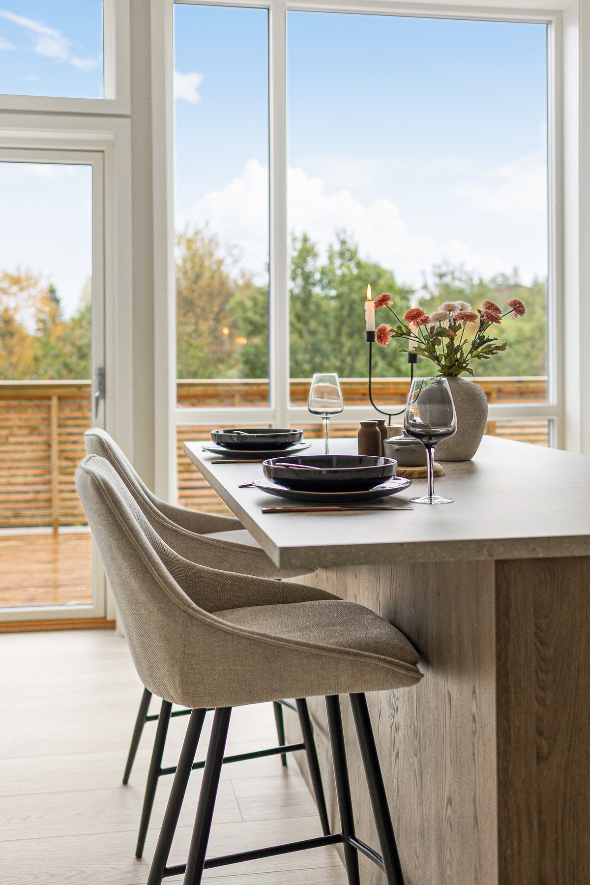 Store vindusflater og generøs takhøyde i åpen stue/kjøkken løsning Galleribilde