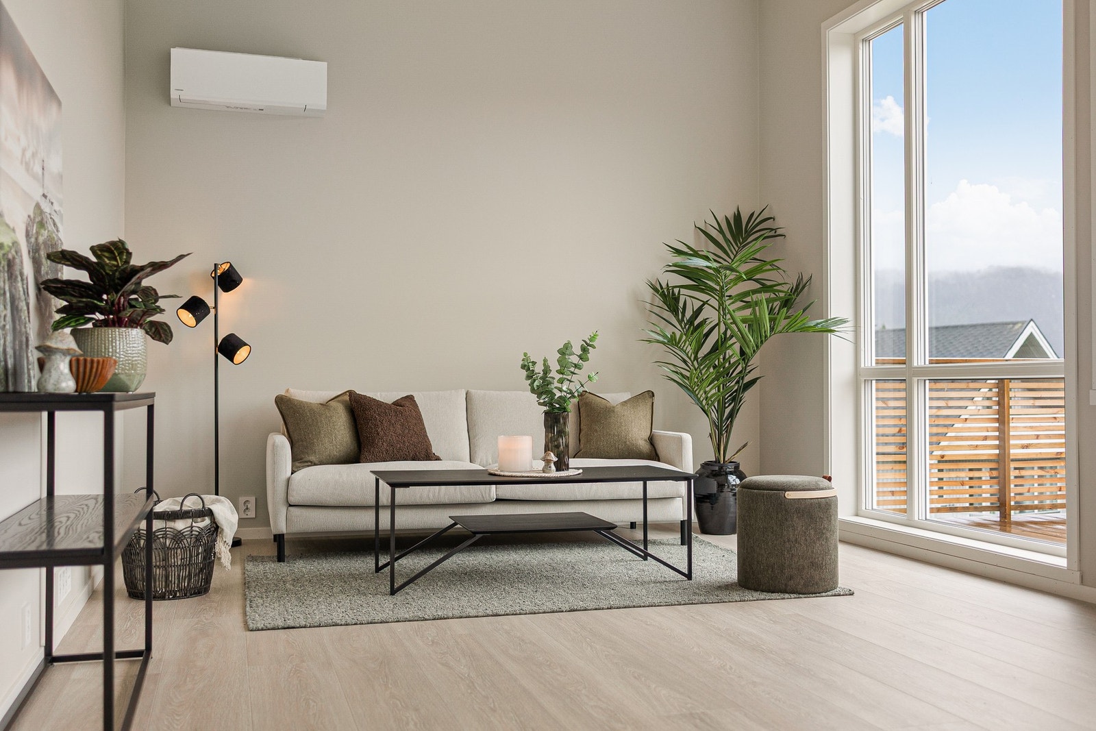 Stuen varmes opp med varmepumpe og vedovn Galleribilde