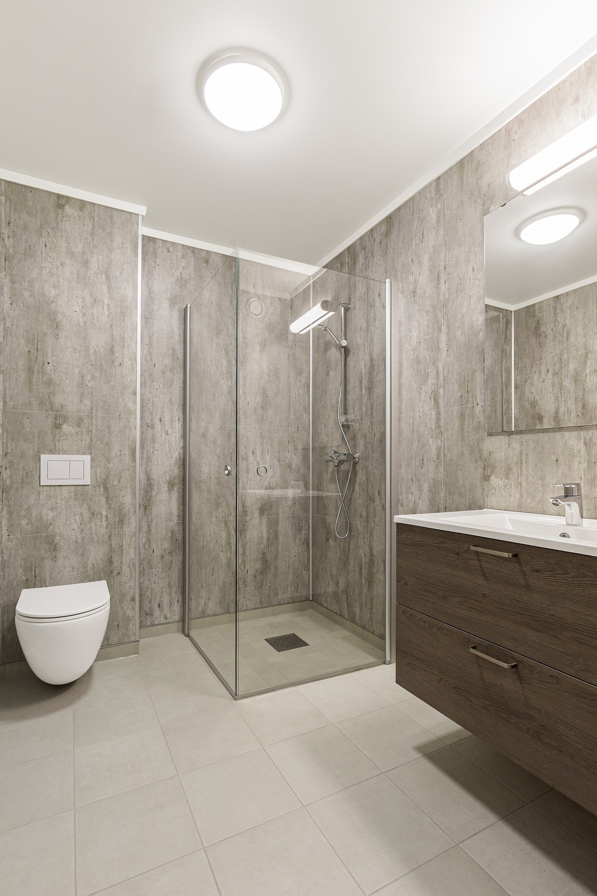 Flott bad i hovedetasjen med veggmontert toalett og dusjvegger Galleribilde