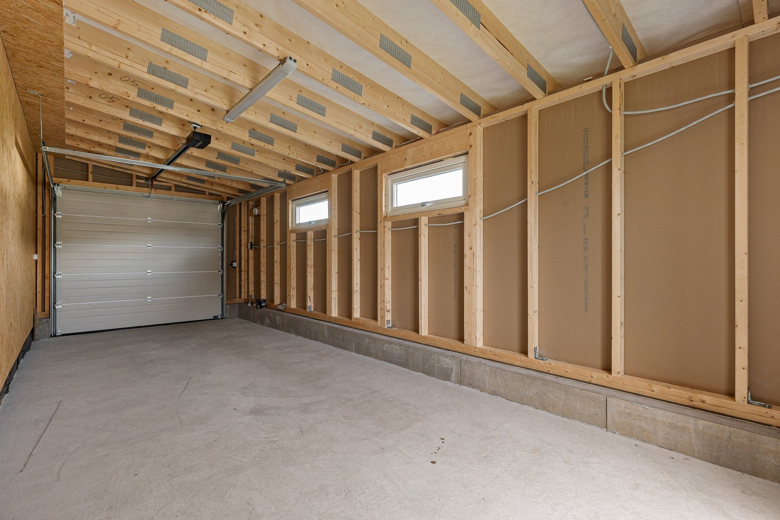 Stor garasje med god plass i bakkant Galleribilde