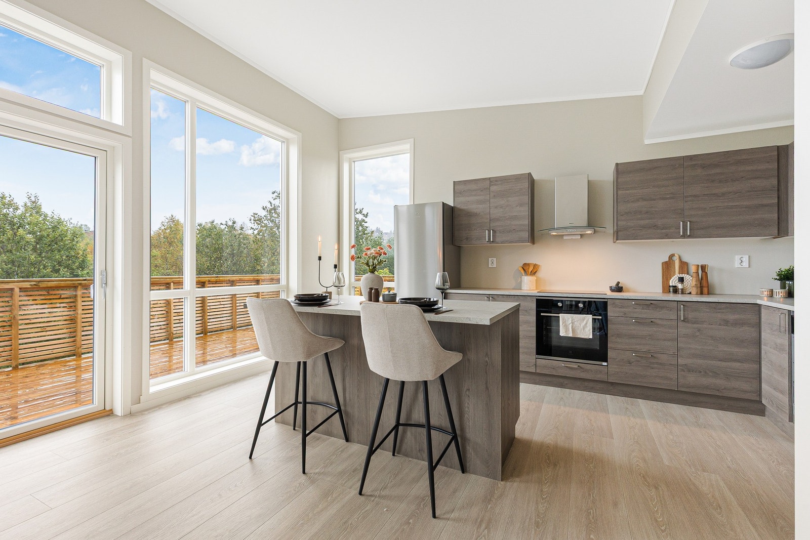 Kjøkkenet har integrert stekeovn og oppvaskmaskin. Praktisk plassering av kjøkkenøy Galleribilde