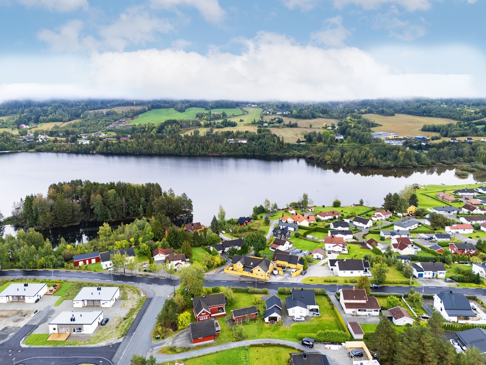 Fra eiendommen er det også kun fem minutters kjøring til sentrumstilbud i både Vikersund og Åmot. Galleribilde