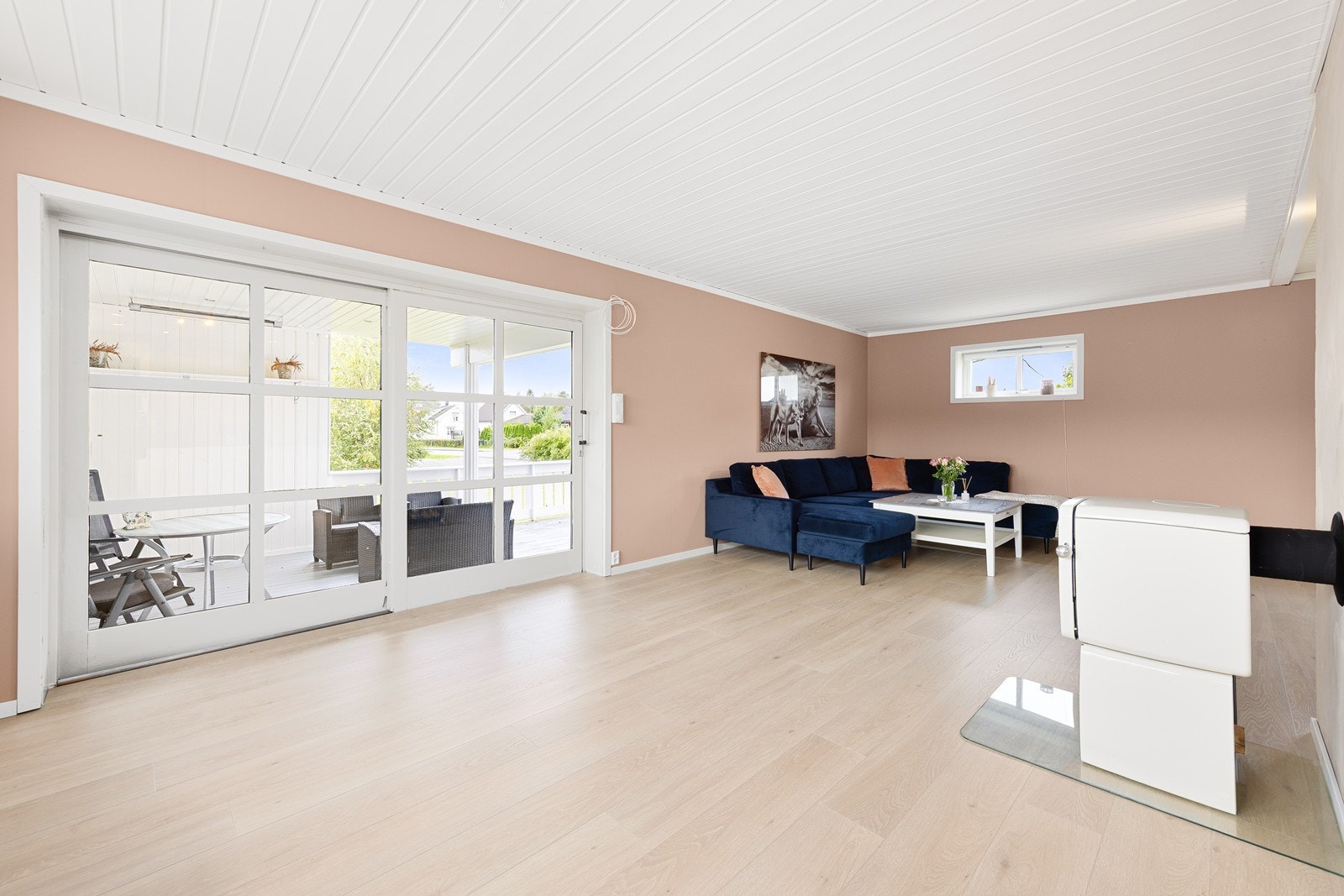 Fra stuen er det osgå utgang til den overbygde terrassen. Galleribilde