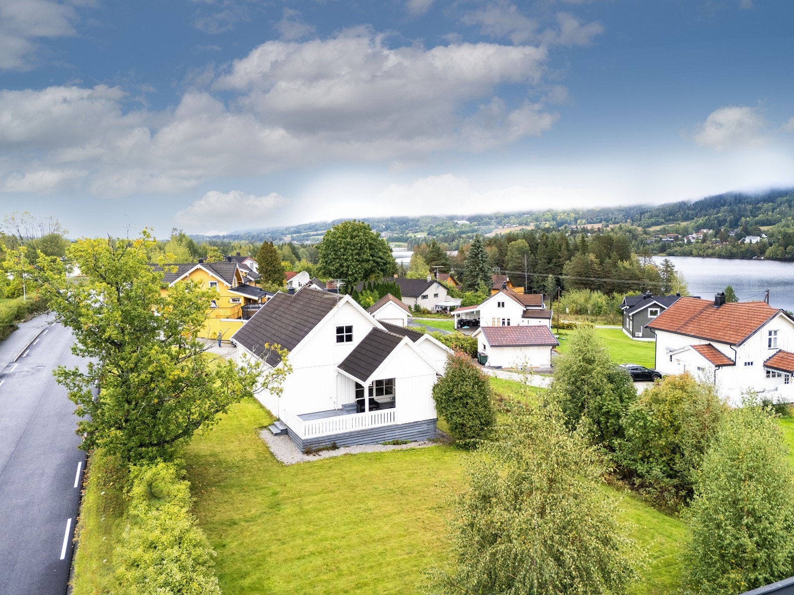 Beliggenheten gir gangavstand til barneskole, ny barnehage og gode friluftsområder. Galleribilde