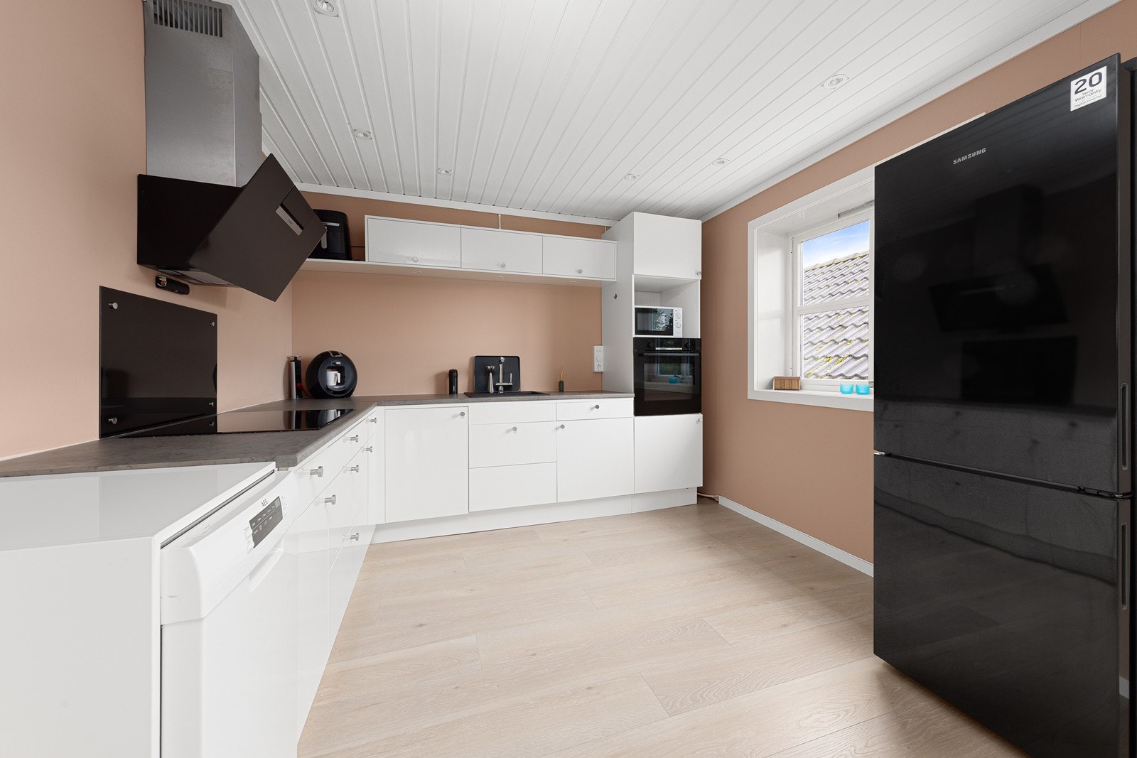 Kjøkkenet er fra 2022 og har slette fronter og benkeplate i laminat. Galleribilde