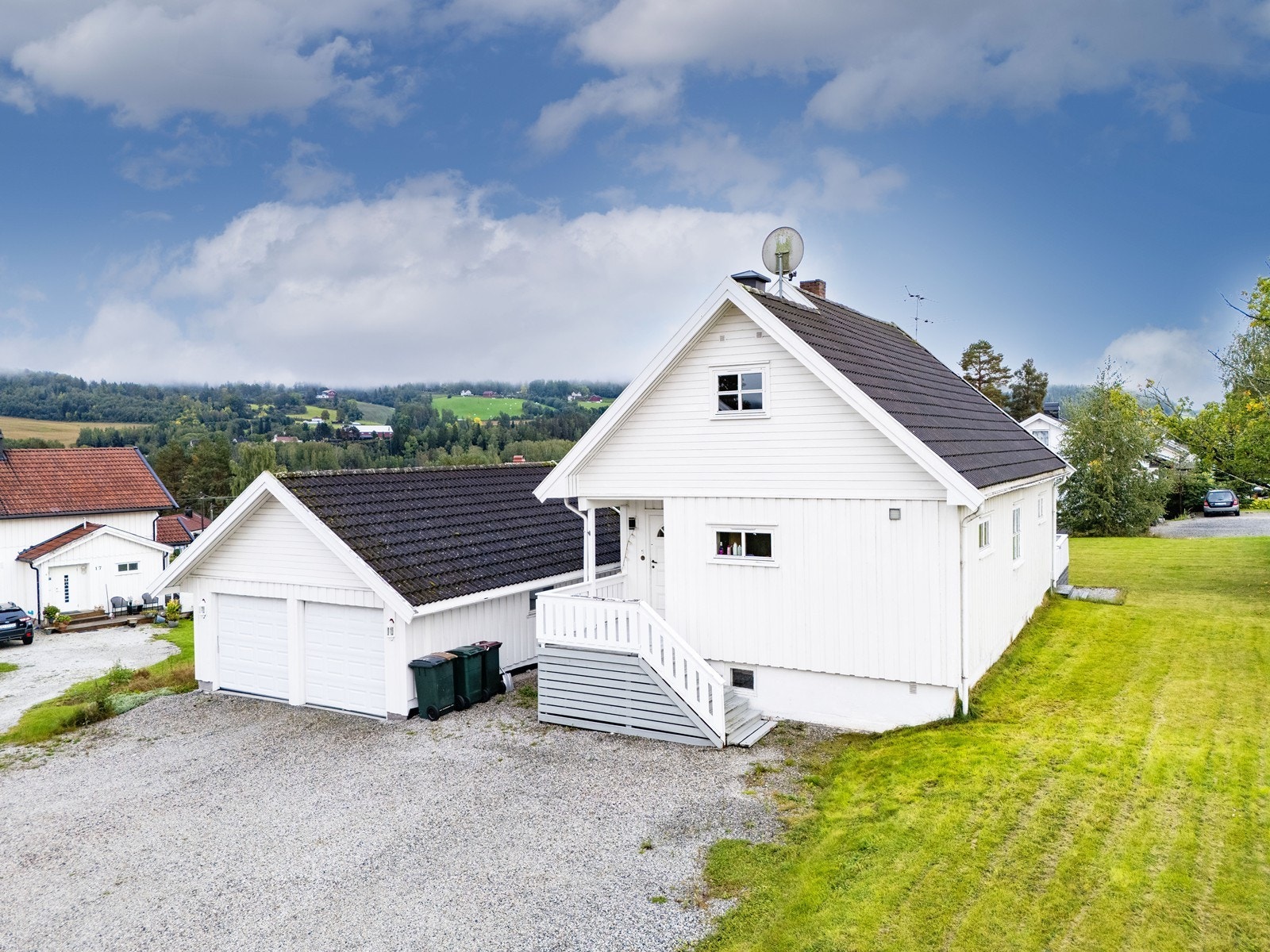 En smakfull enebolig med gjennomtenkt planløsning beliggende i et etablert og barnevennlig boligområde på Stalsberg. Galleribilde