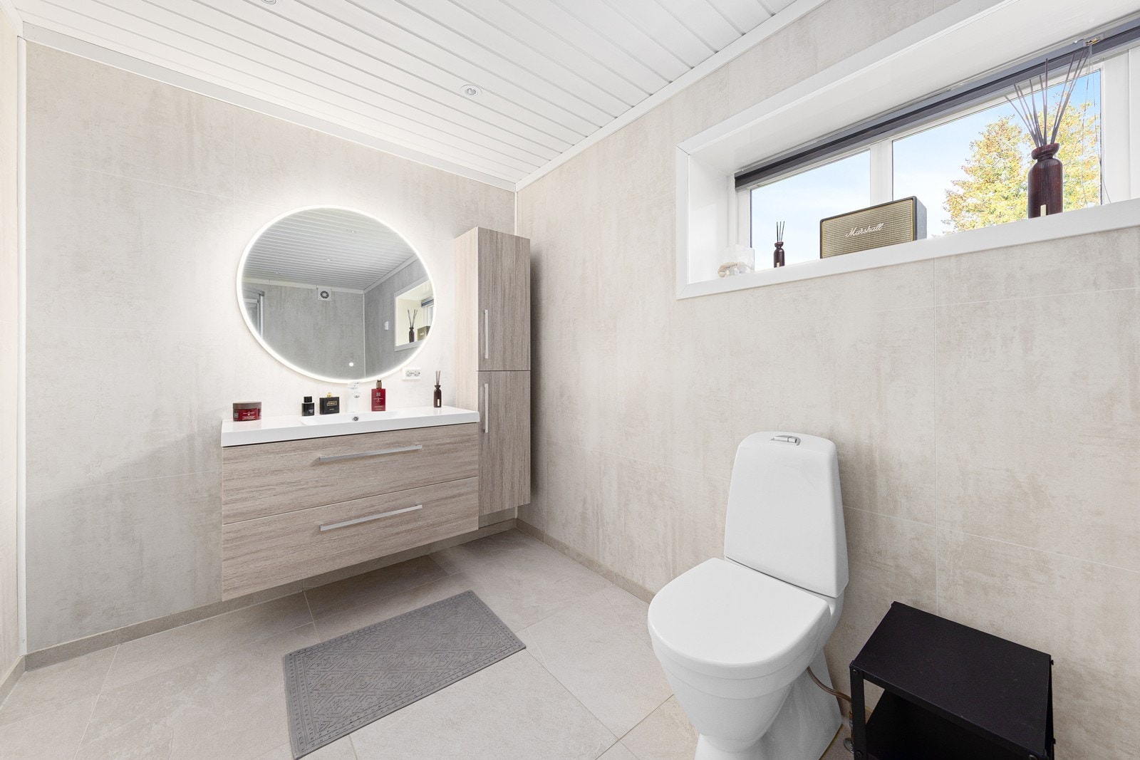 Badet fremstår som lekkert og moderne, med gulvfliser og baderomspanel fra 2022. Galleribilde