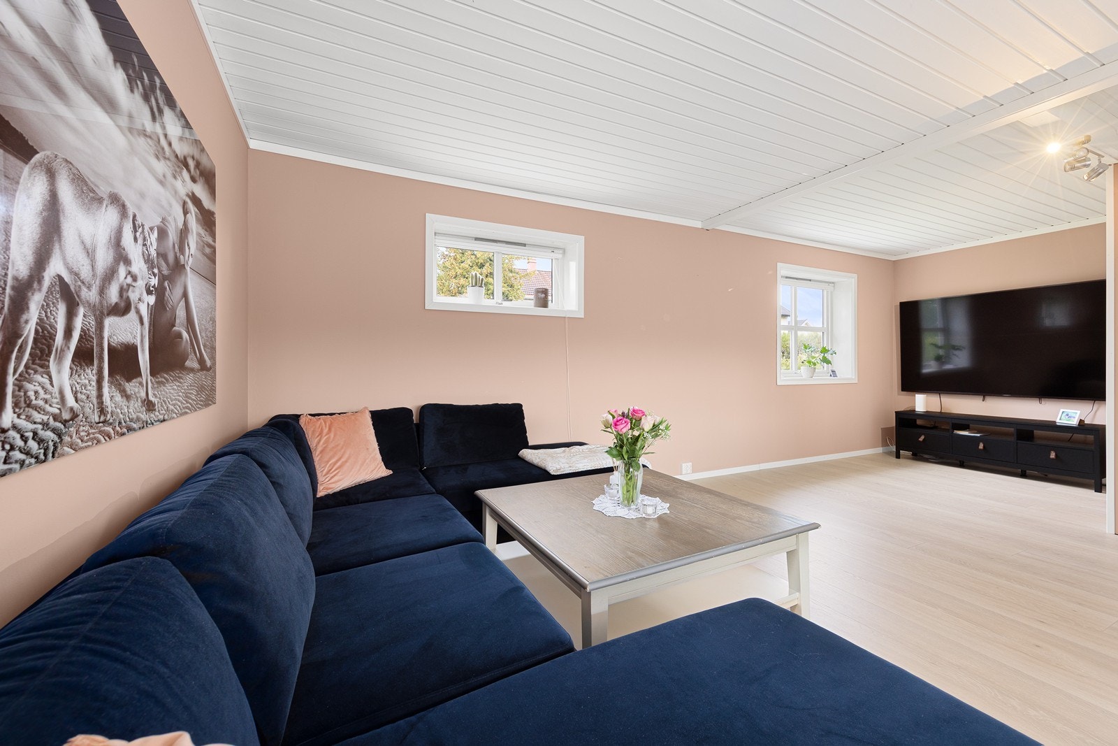 Sofakroken gir rom for en stor sittegruppe, perfekt for filmkvelder med familien! Galleribilde