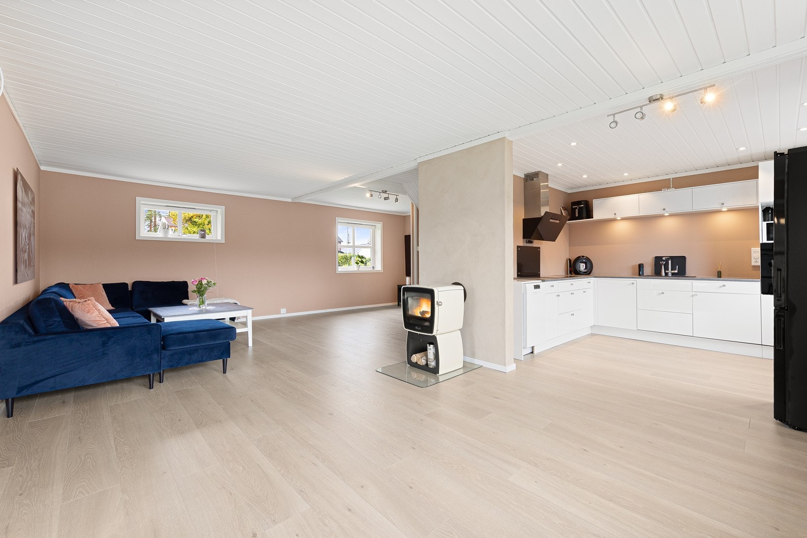 Lyse og moderne overflater skaper en god atmosfære til rommet. Galleribilde