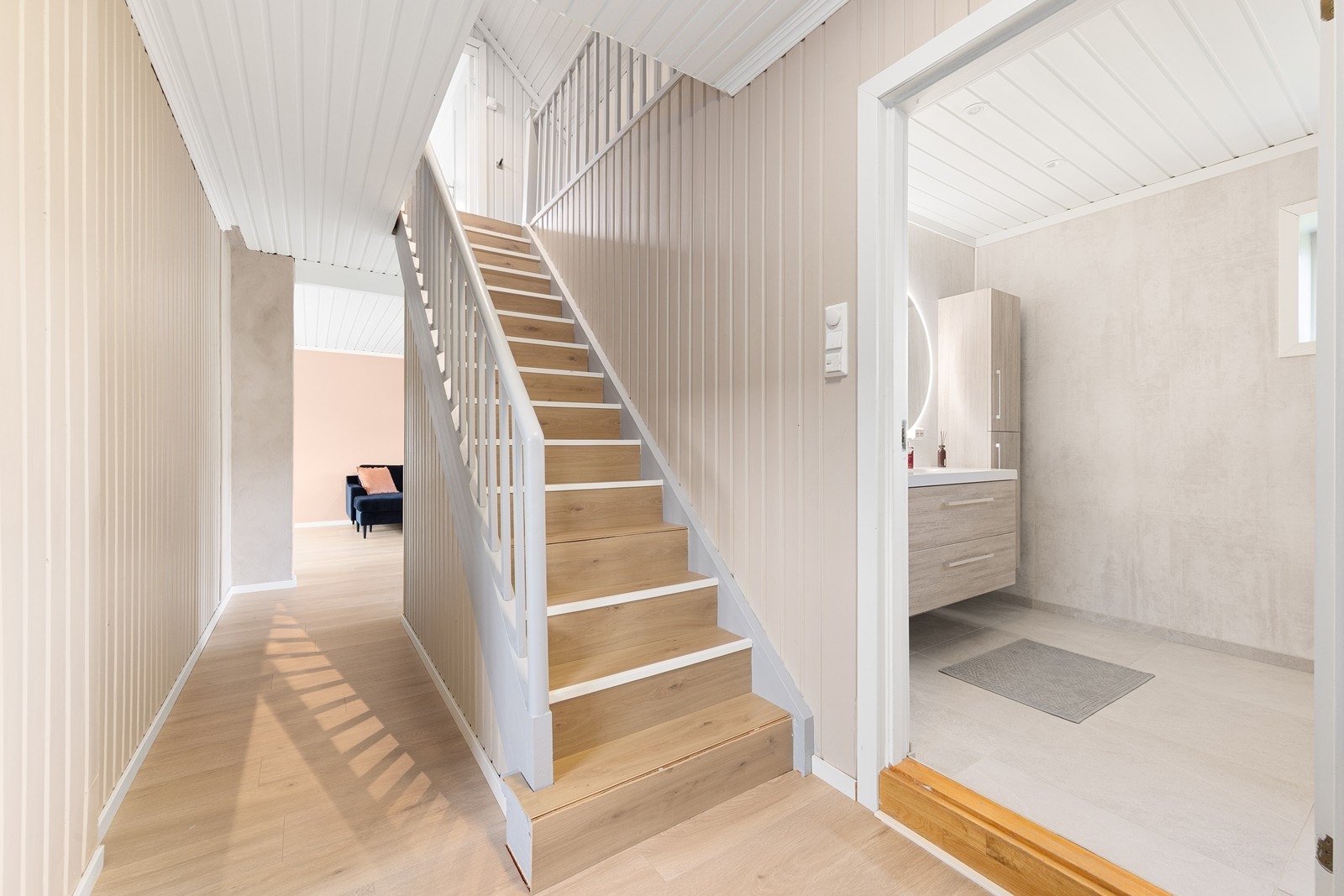 En innbydende gang leder videre opp til 2. etasje. Galleribilde