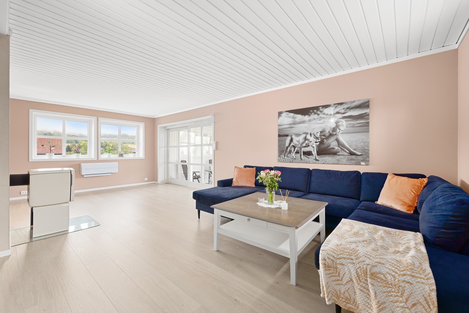 Den åpne løsningen skaper et sosialt og funksjonelt allrom. Galleribilde