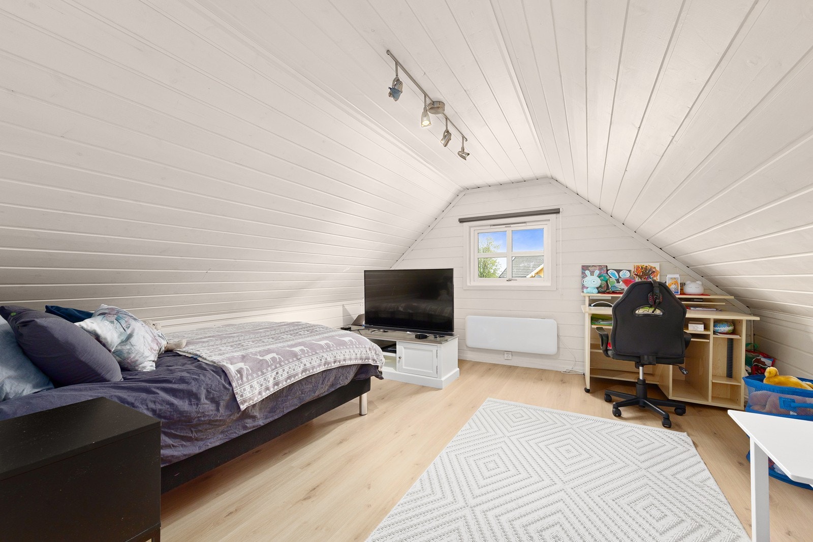 Soverom 1 - Boligen har totalt tre soverom, alle samlet i andre etasje. Galleribilde