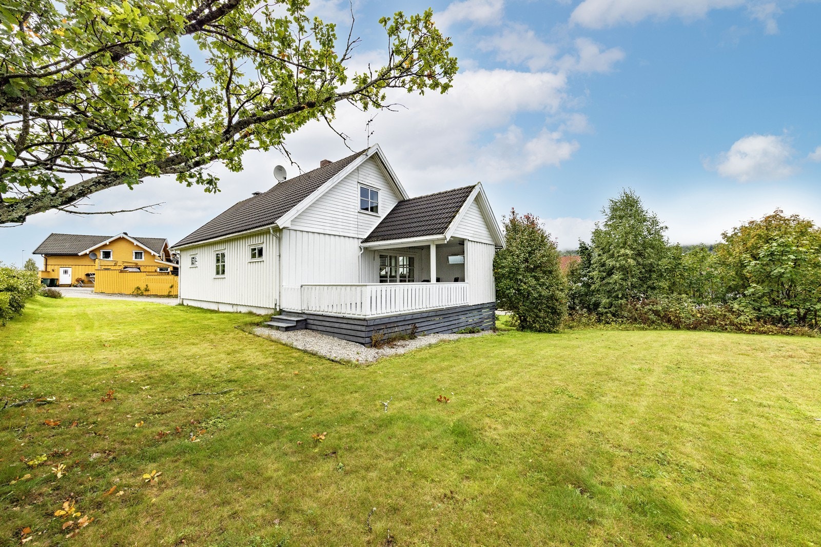 Utendørs har eiendommen en stor og solrik hage, en overbygget terrasse med utgang fra stuen, samt en frittstående dobbelgarasje. Galleribilde