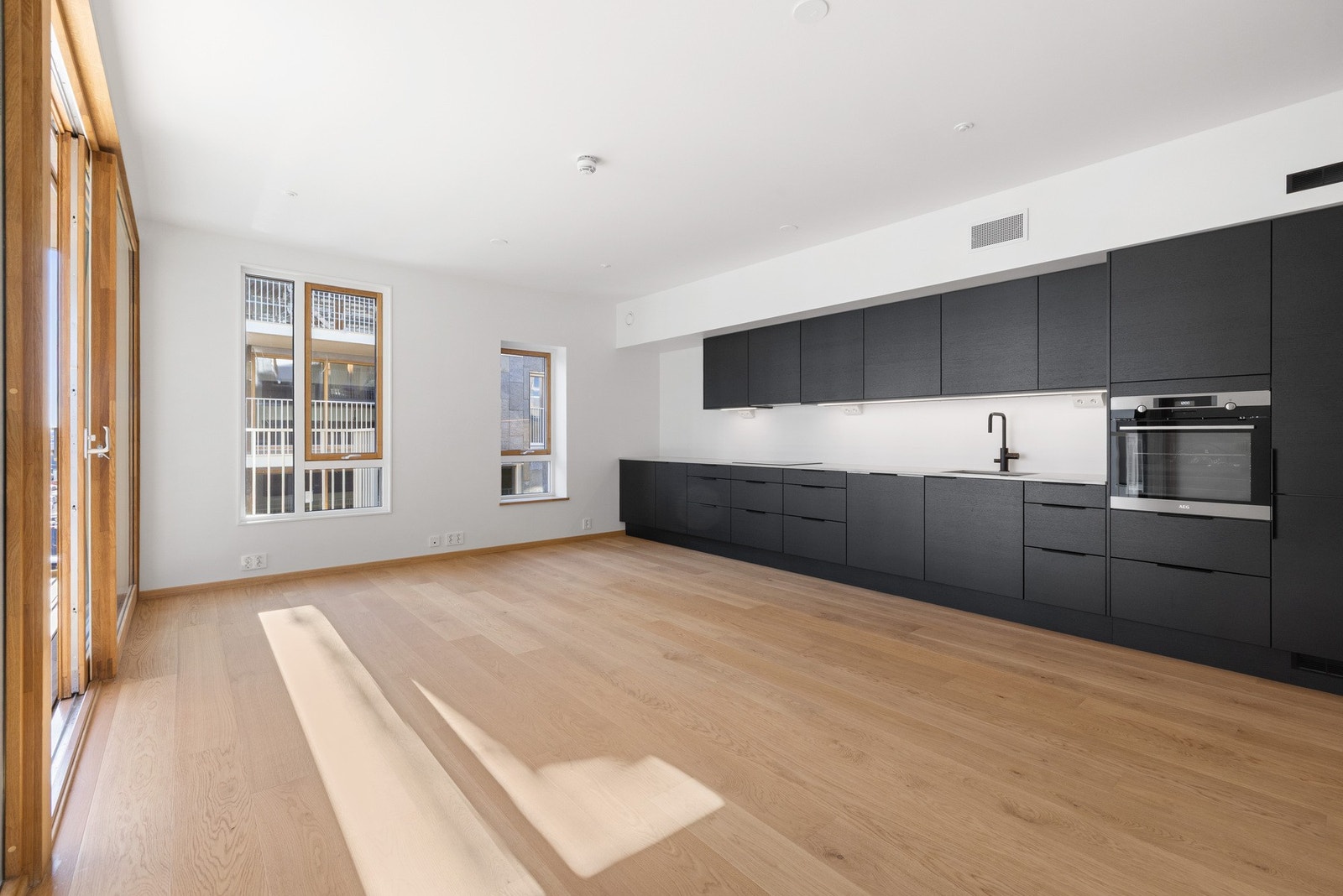 Moderne kjøkken fra Sigdal med integrerte hvitevarer. Galleribilde