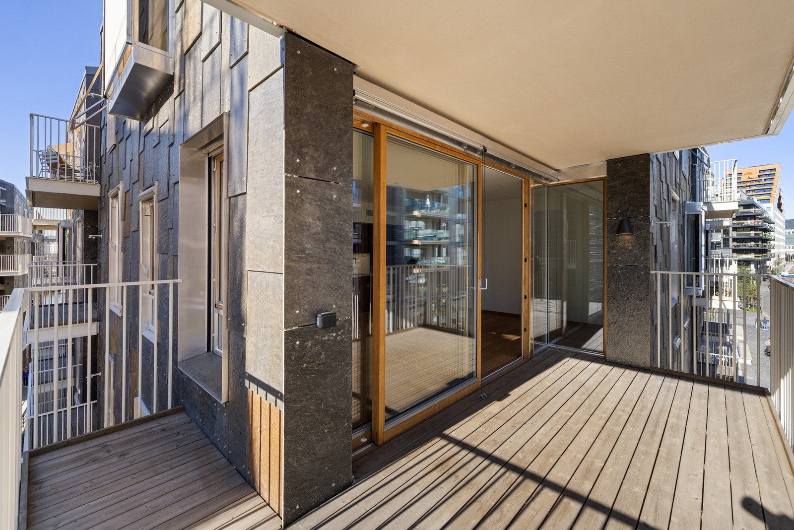 Leiligheten har en fin hjørnebalkong. Galleribilde